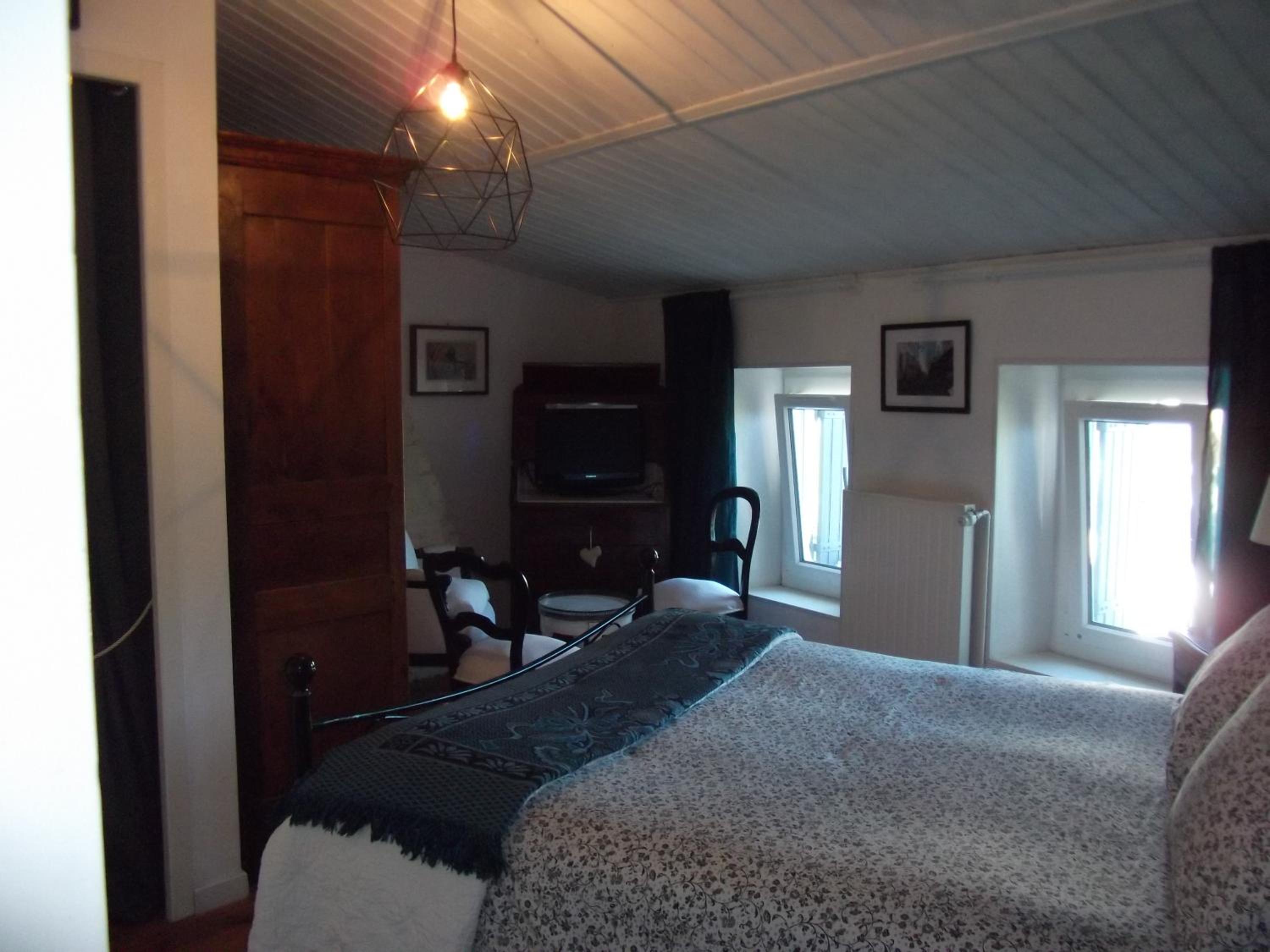 Double Room with Private Bathroom - Photo 10
