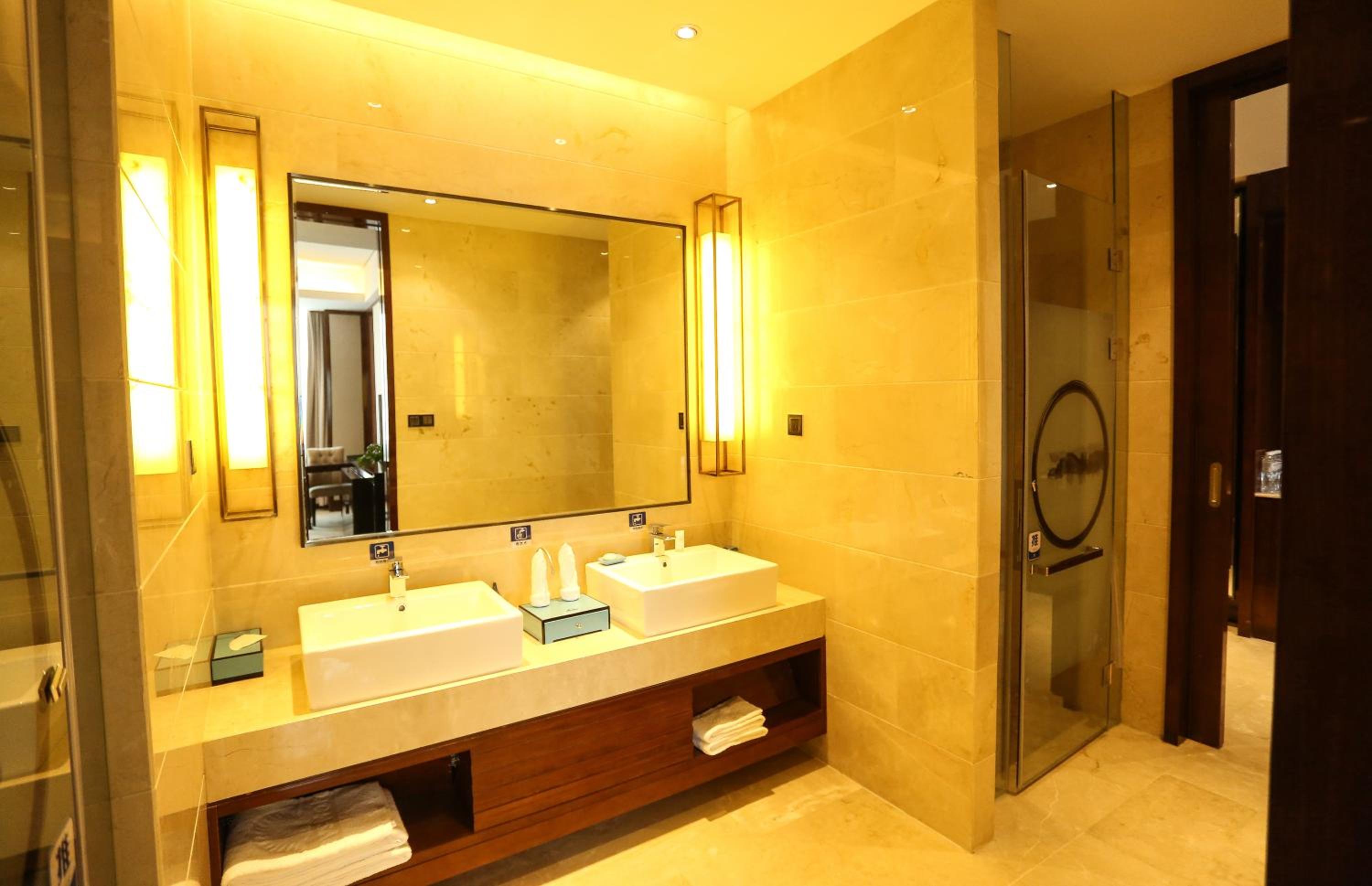 Executive King Room - Smoking photo 2