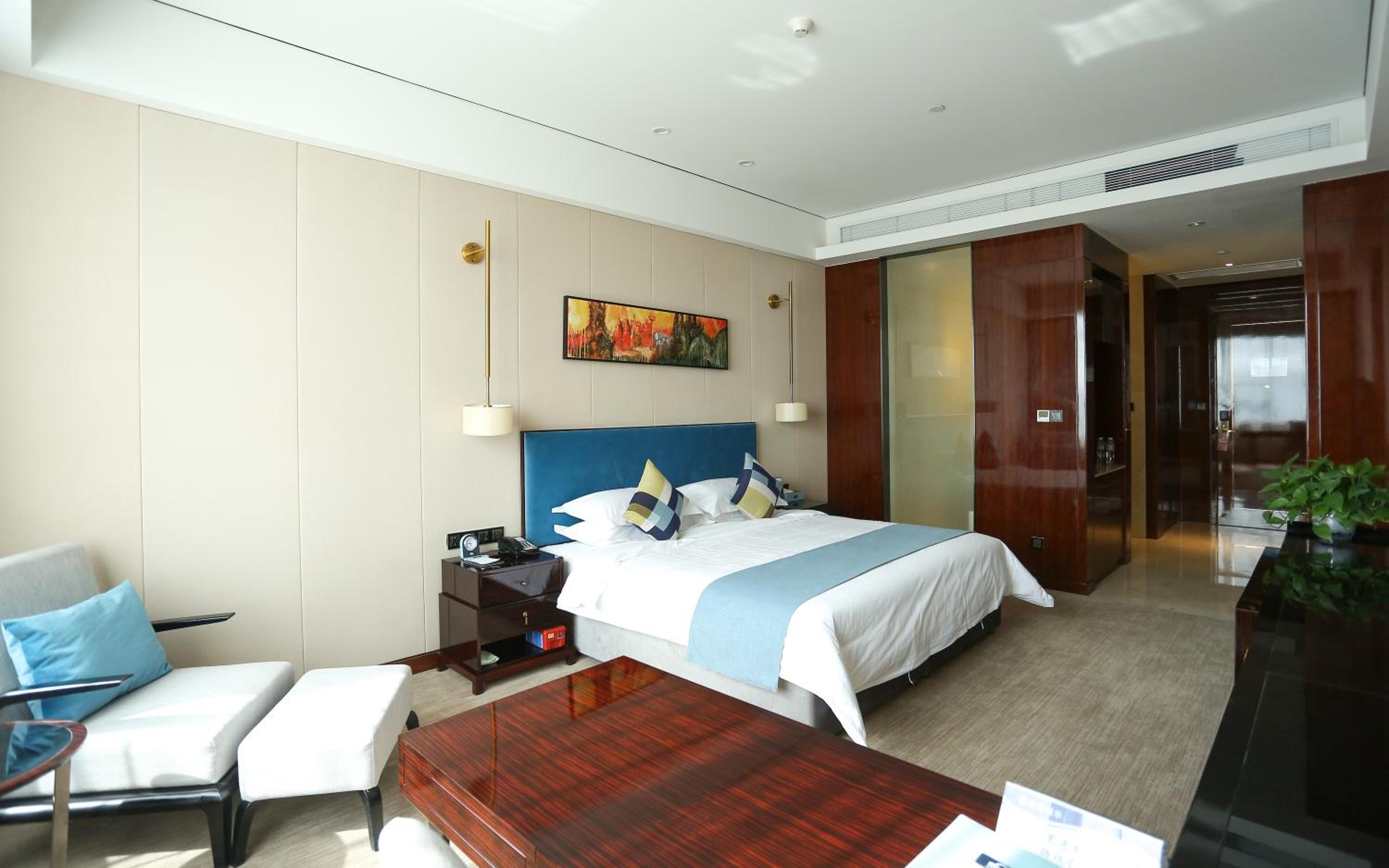 Deluxe King Suite - Non-Smoking photo 1