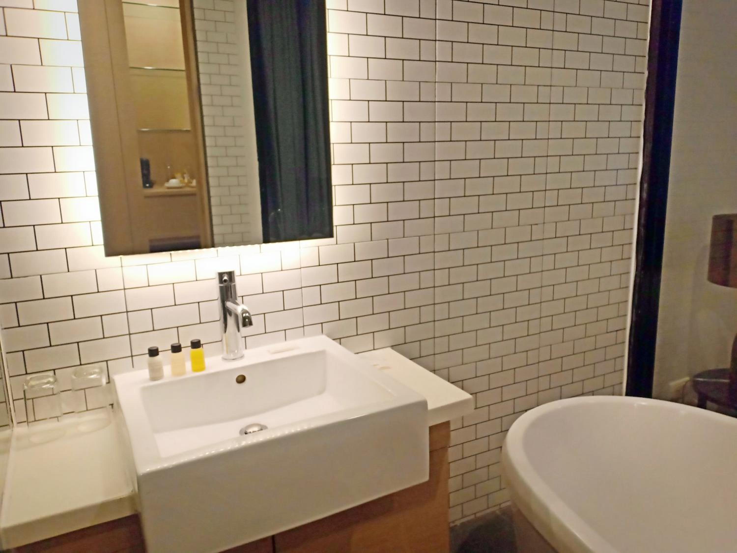 Deluxe Double or Twin Room with Pool View - Photo 4