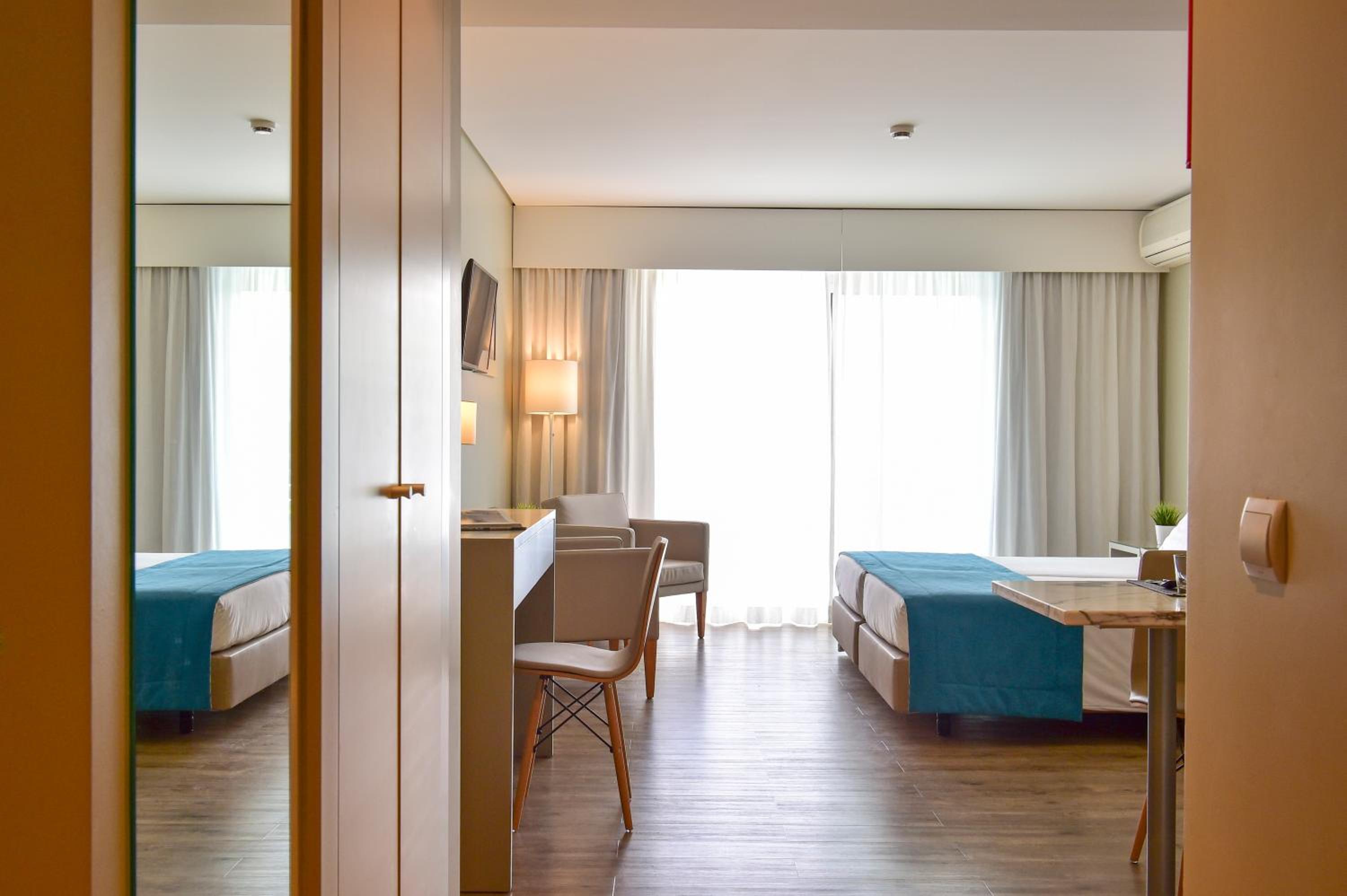 Premium Studio with Balcony and Pool View - Photo 4