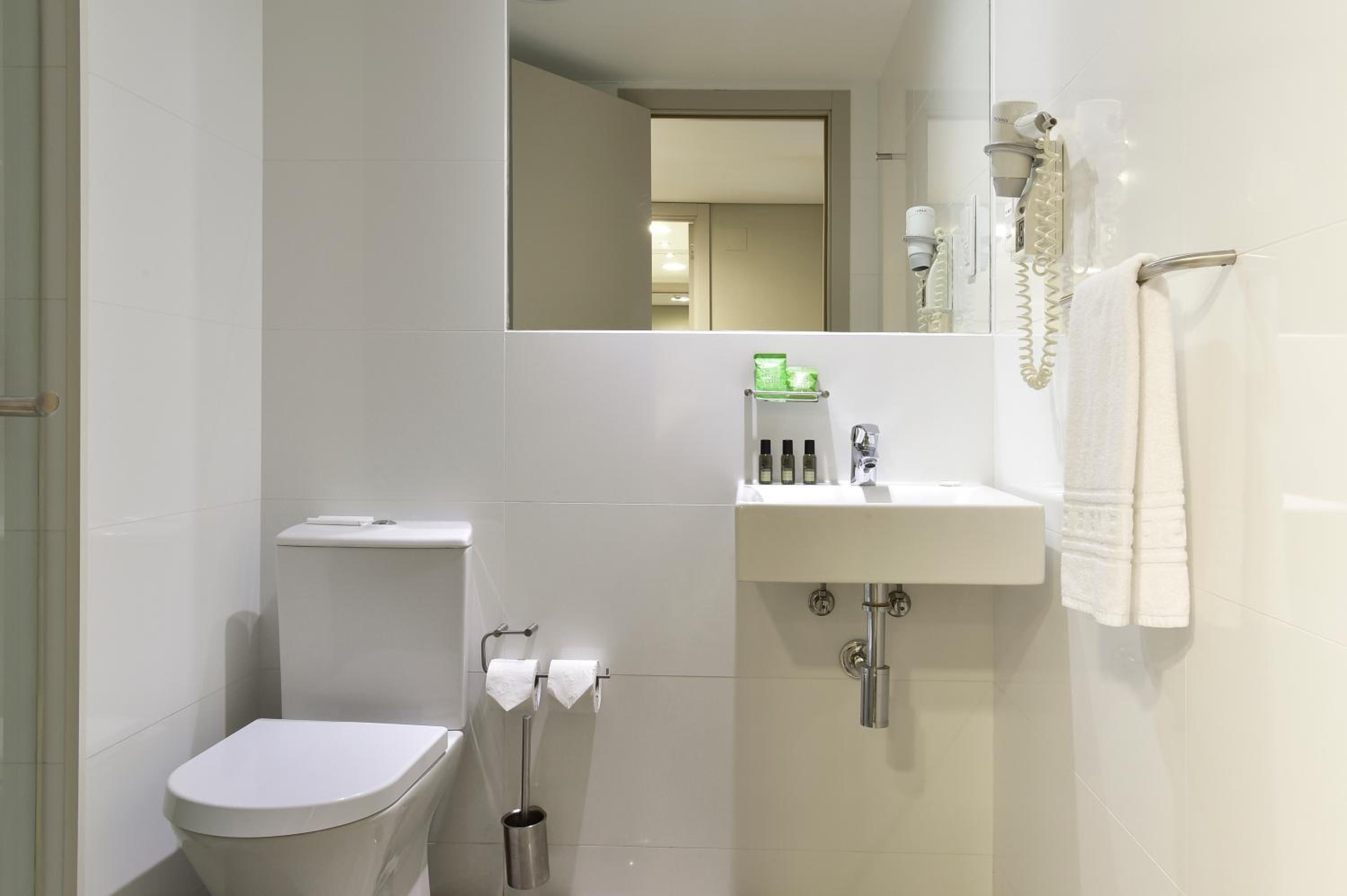Premium Two-Bedroom Apartment with Balcony and Pool View - Photo 3