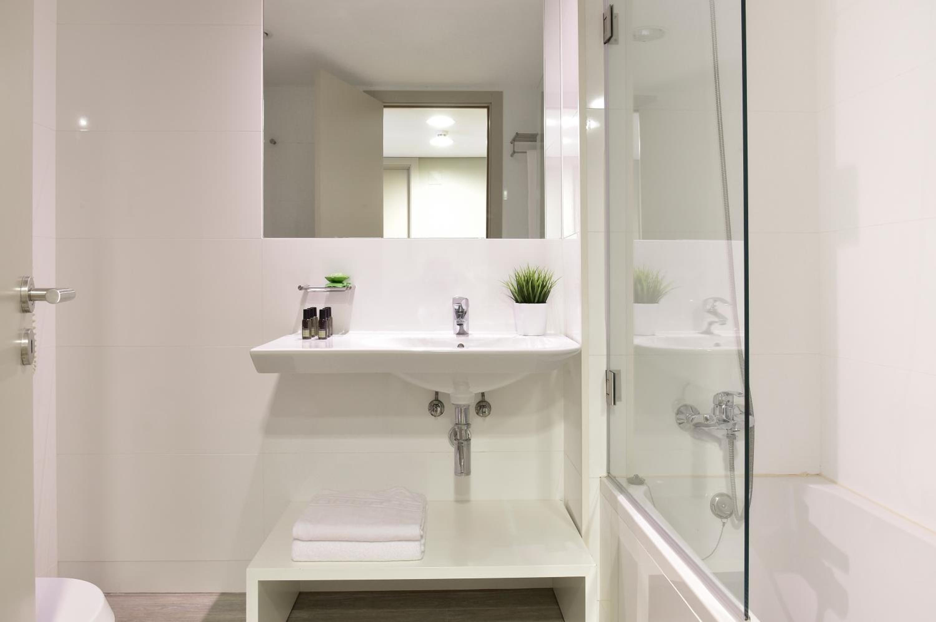 Premium Two-Bedroom Apartment with City View - Photo 4