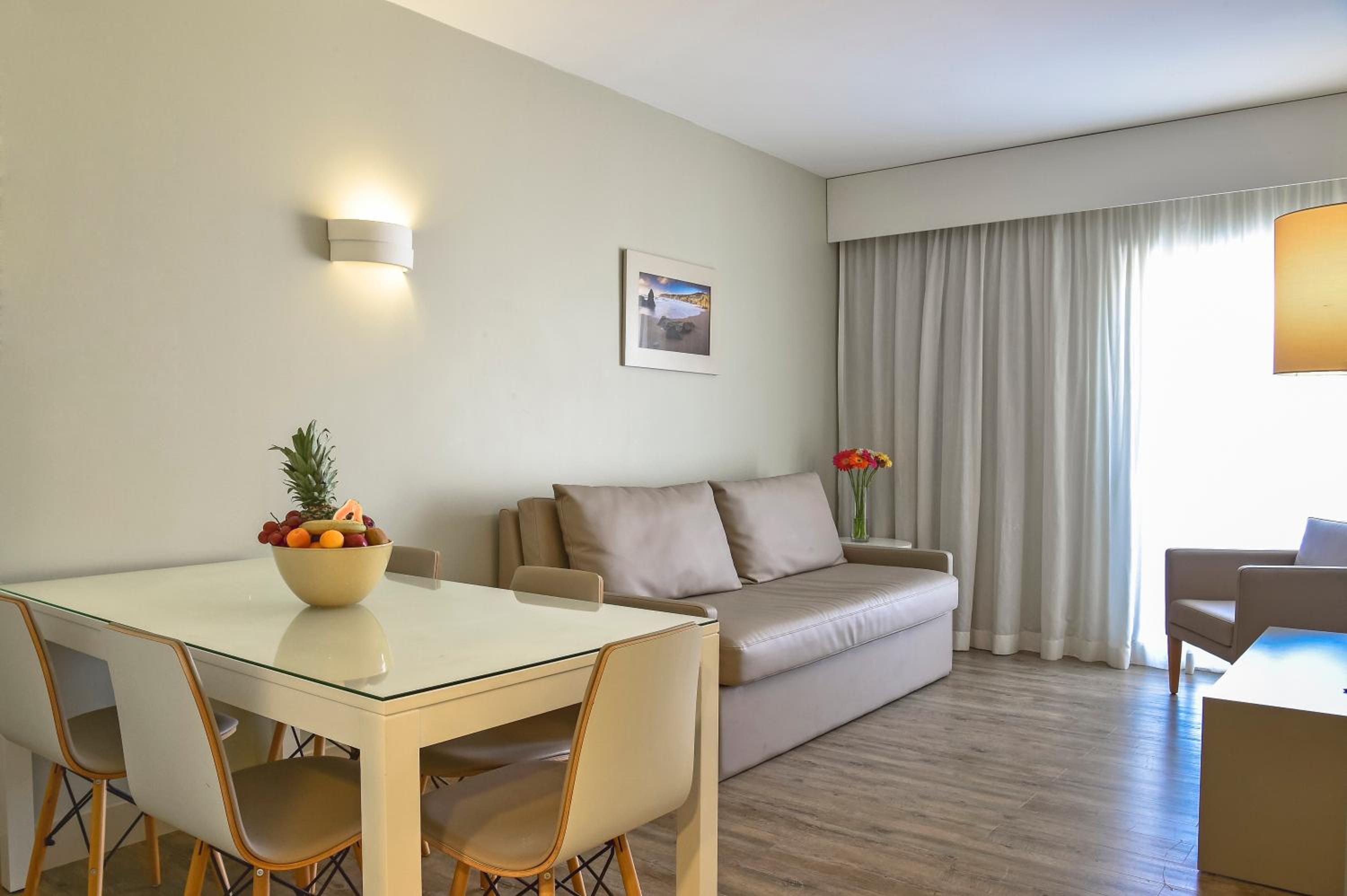 Premium Two-Bedroom Apartment with Balcony and Pool View - Photo 5