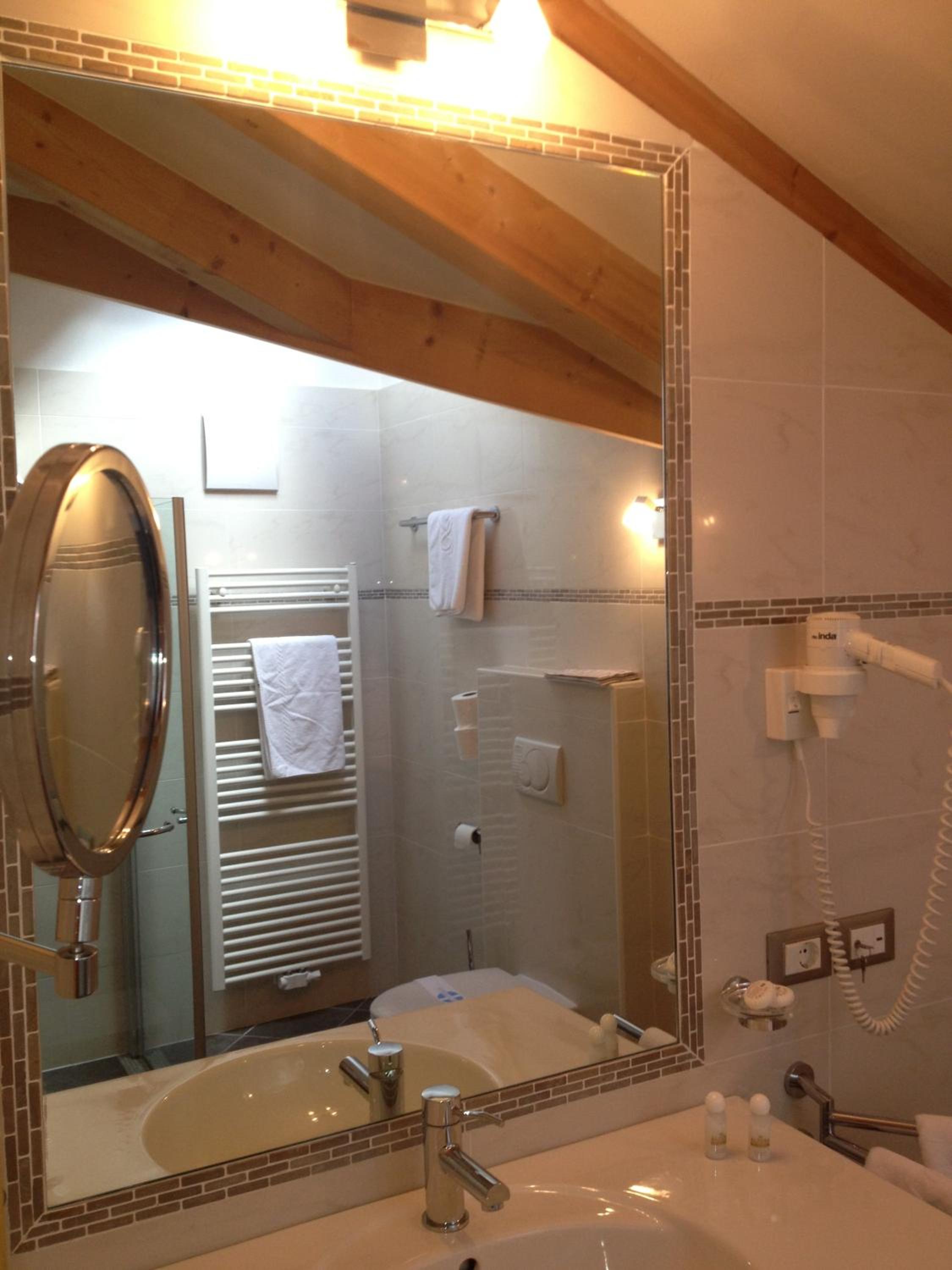 Superior Room with Balcony - Photo 8