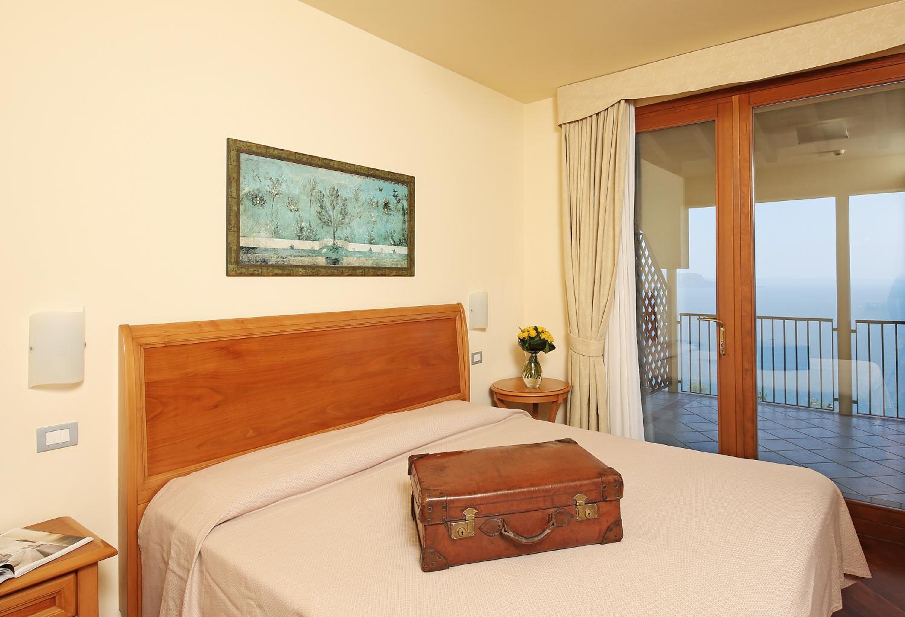 Deluxe One-Bedroom Apartment with Lake View photo 1