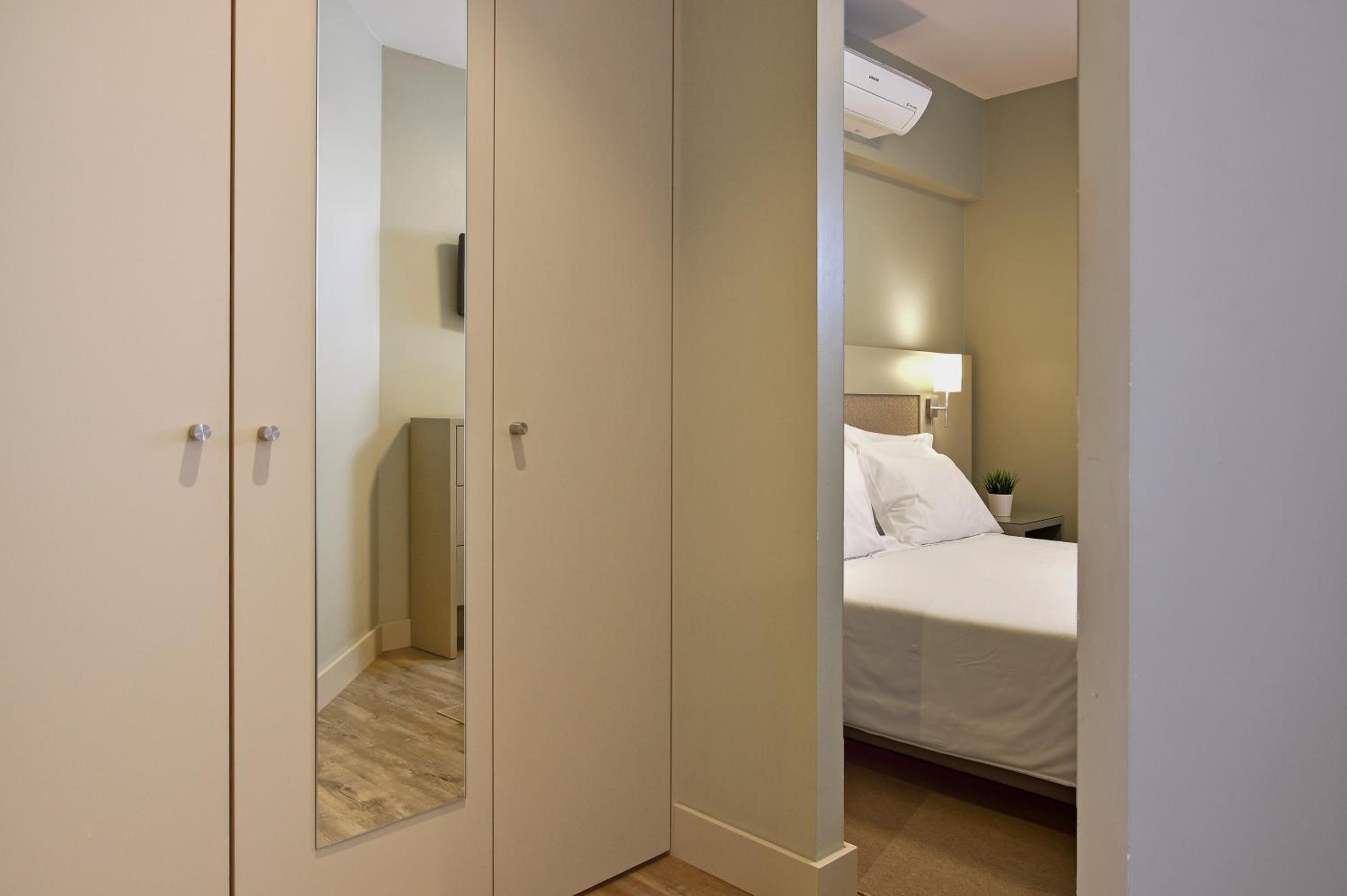 Premium One-Bedroom Apartment with Balcony and Pool View - Photo 5