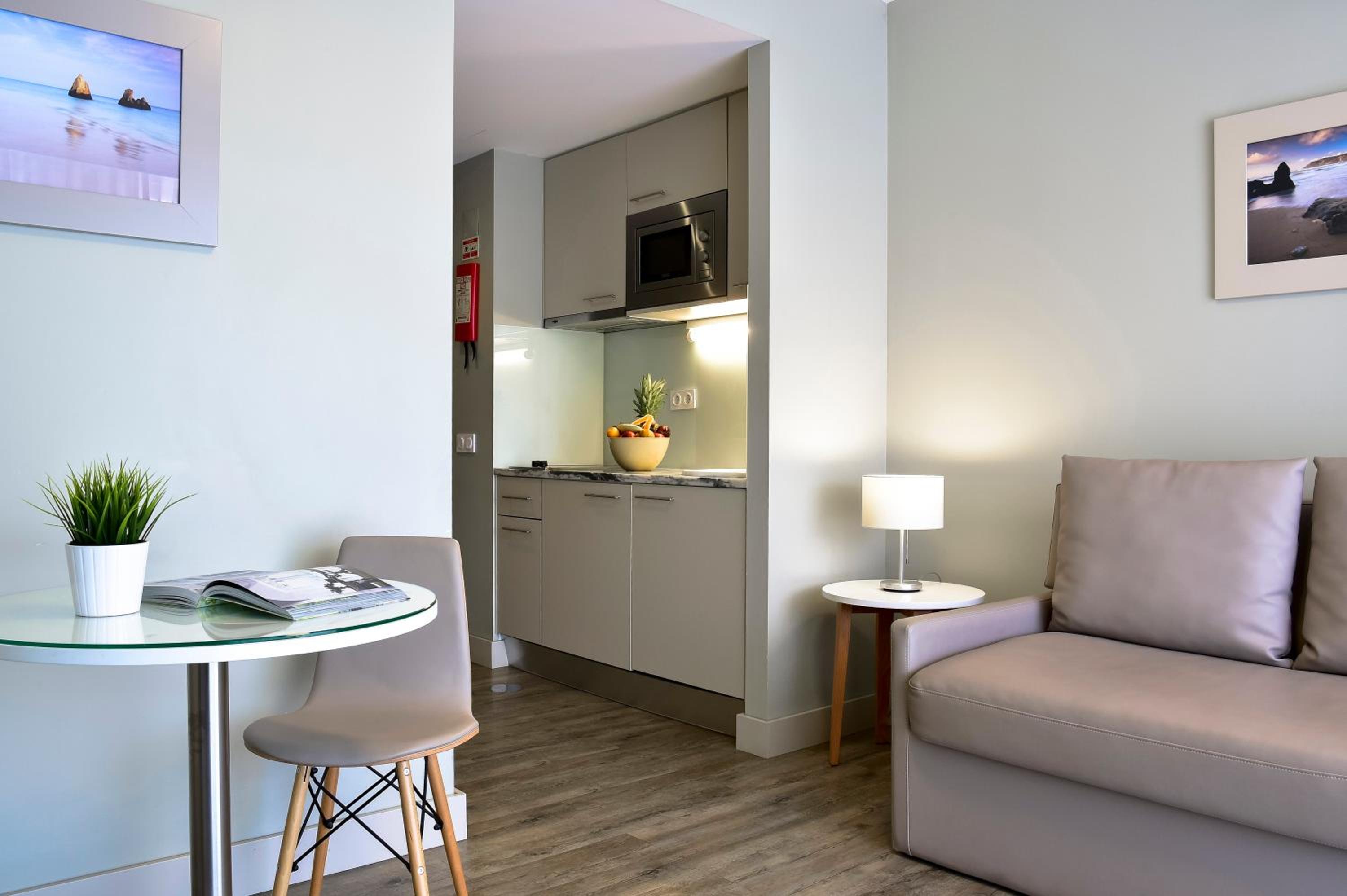 Premium One-Bedroom Apartment with Balcony and Pool View - Photo 3