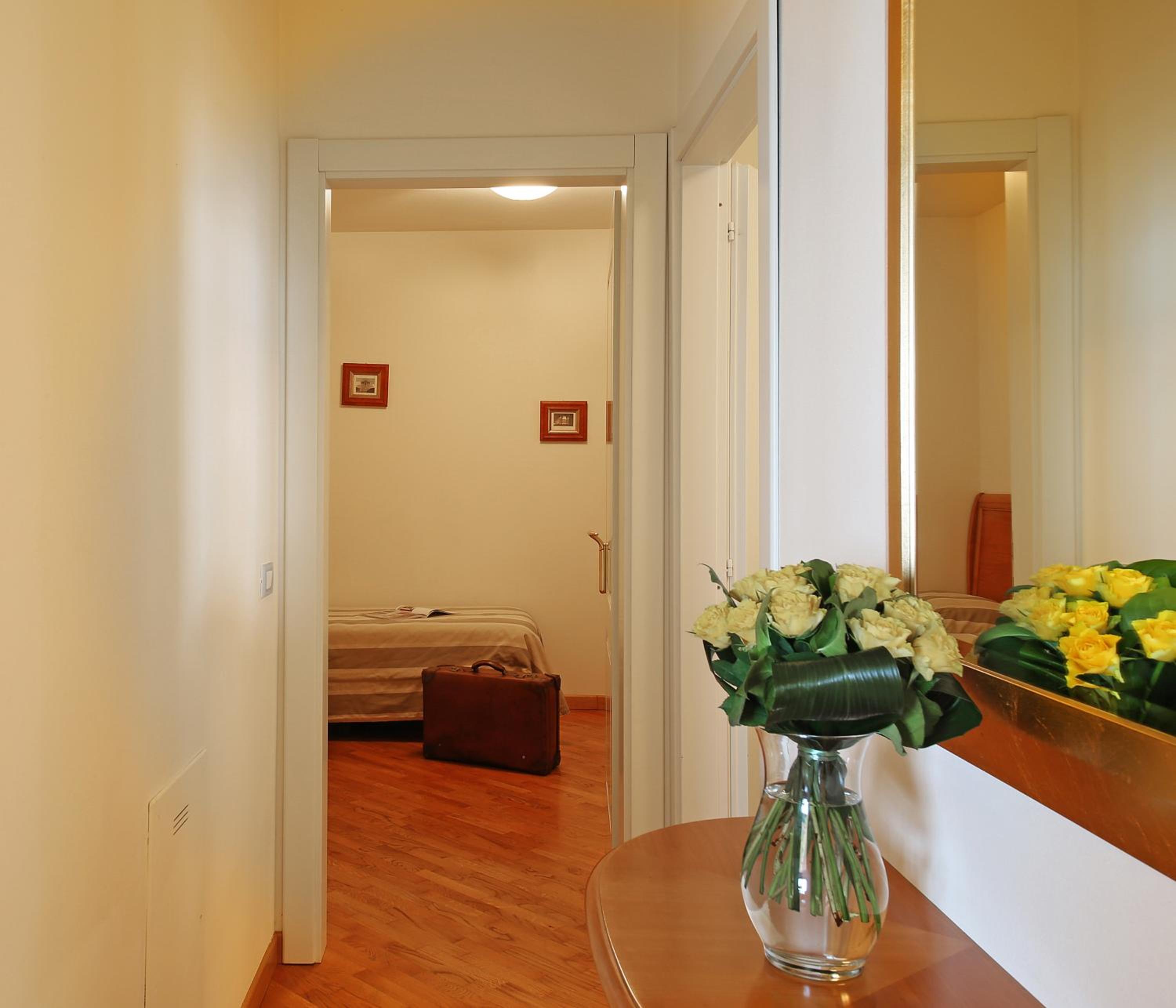 Deluxe Three-Bedroom Apartment with Lake View photo 3