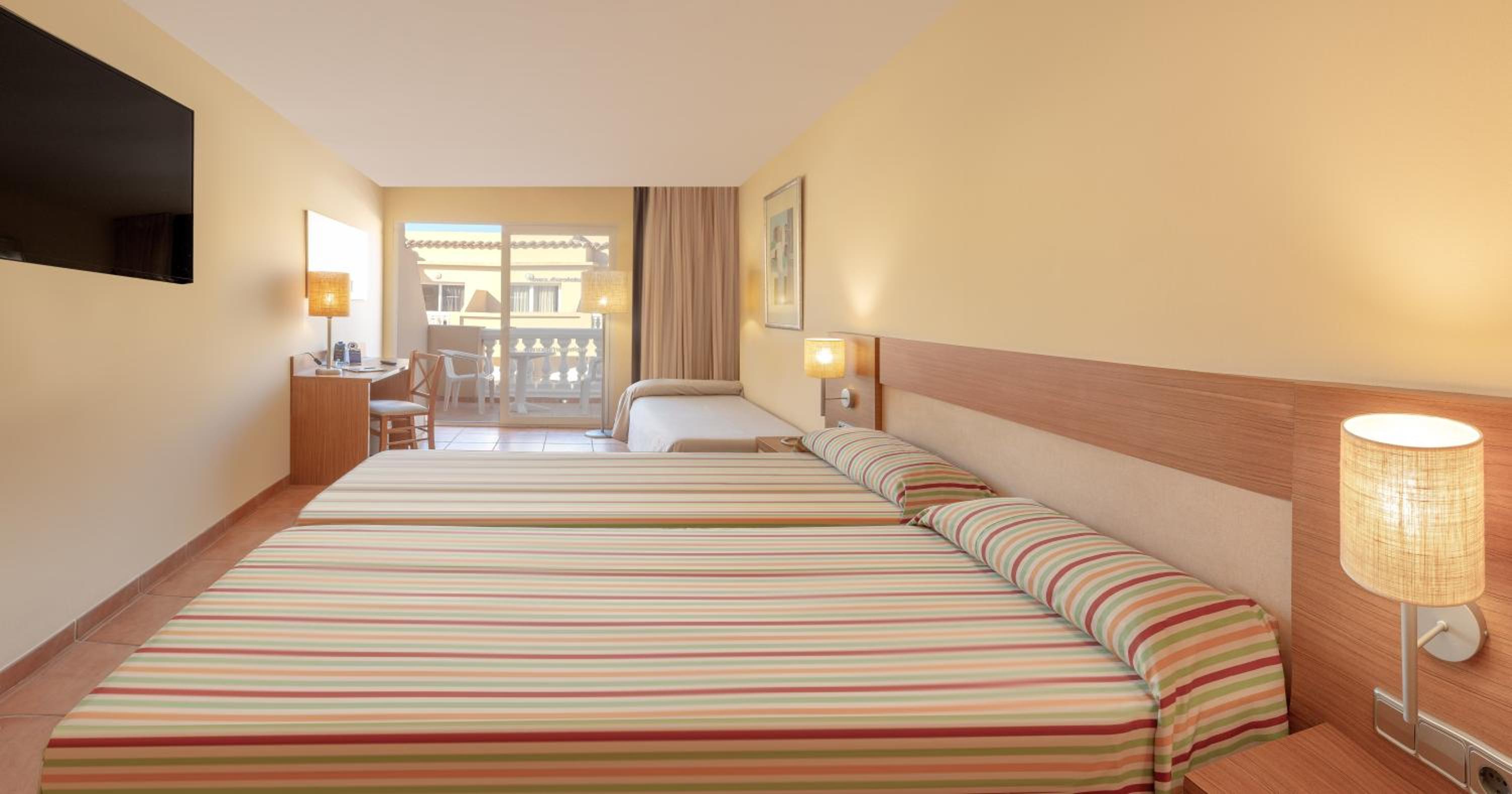 Twin Room with Side Sea View - Photo 4