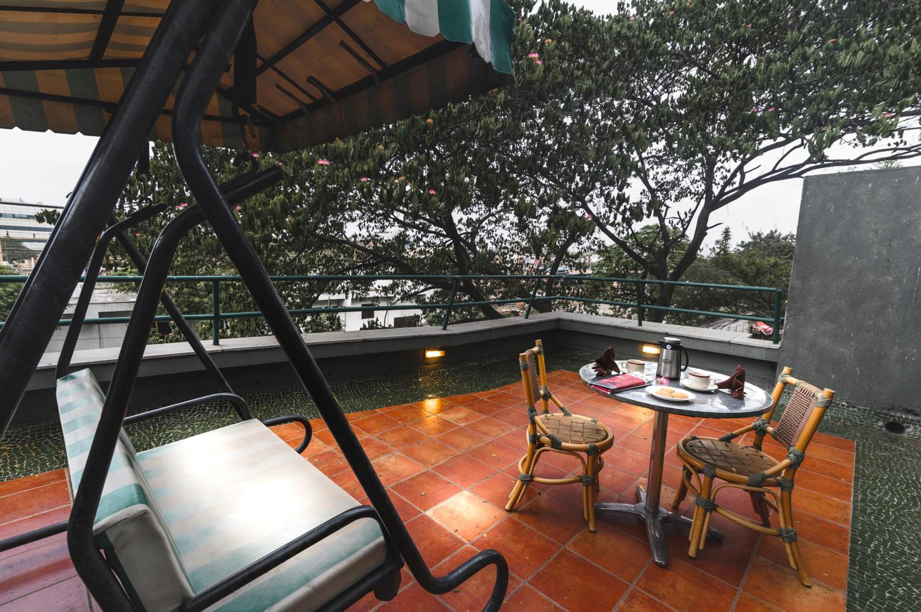 King Room with Balcony - Photo 7