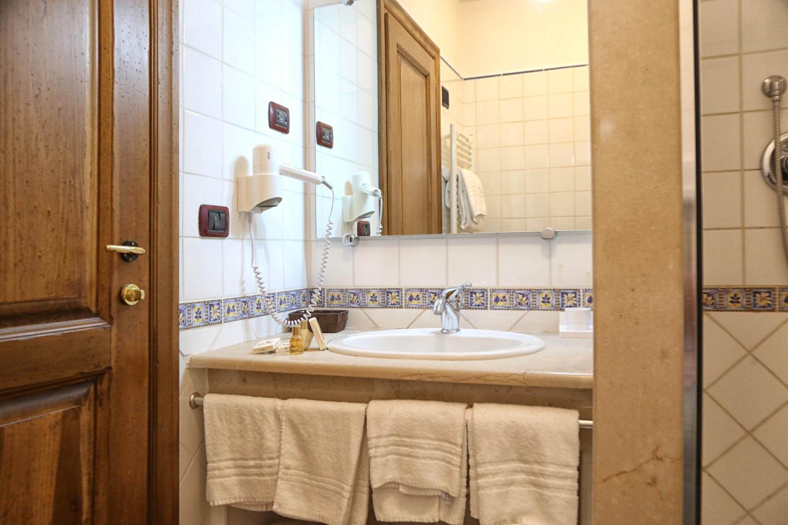 Double or Twin Room - Photo 12