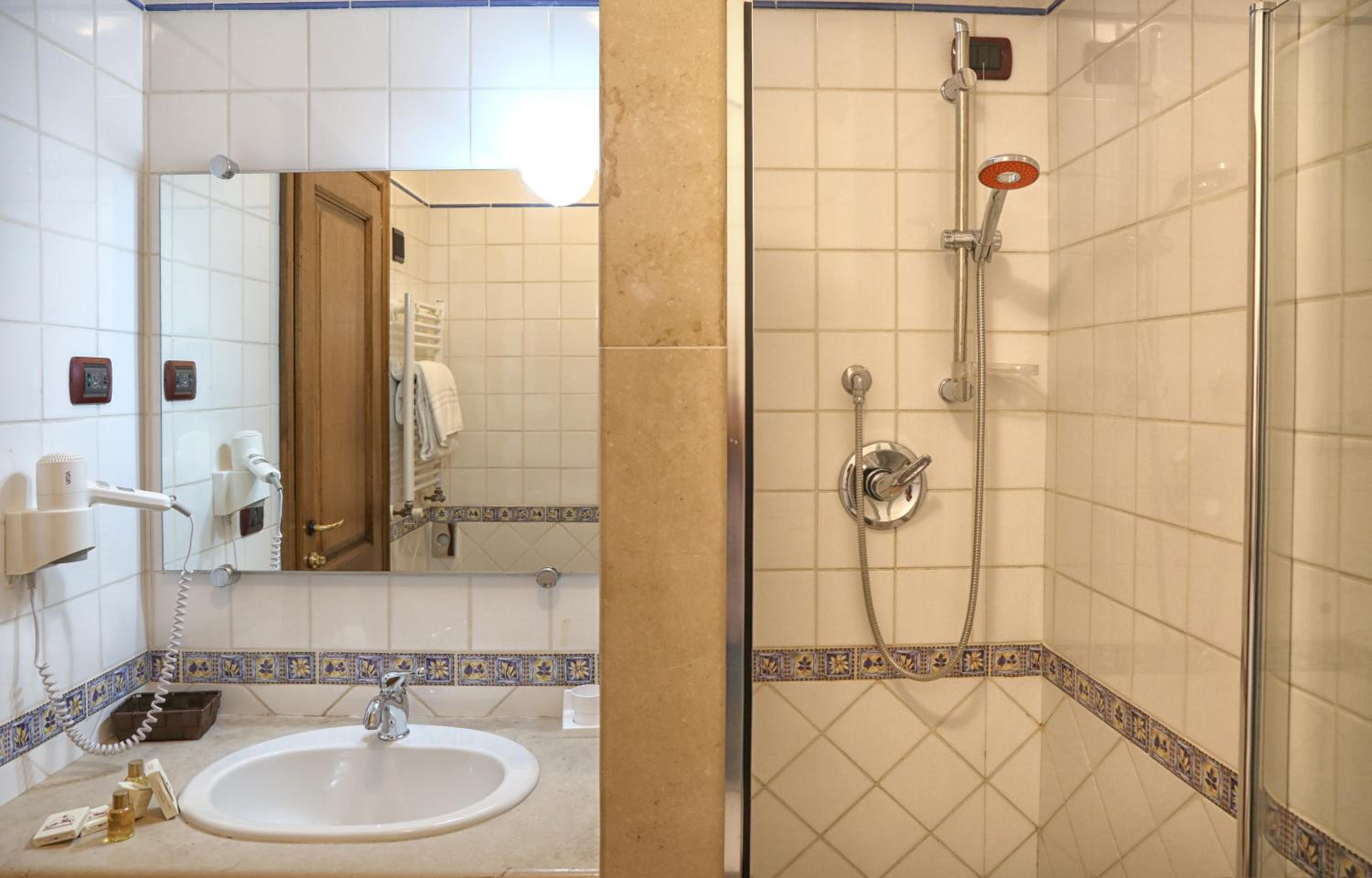 Double or Twin Room - Photo 3