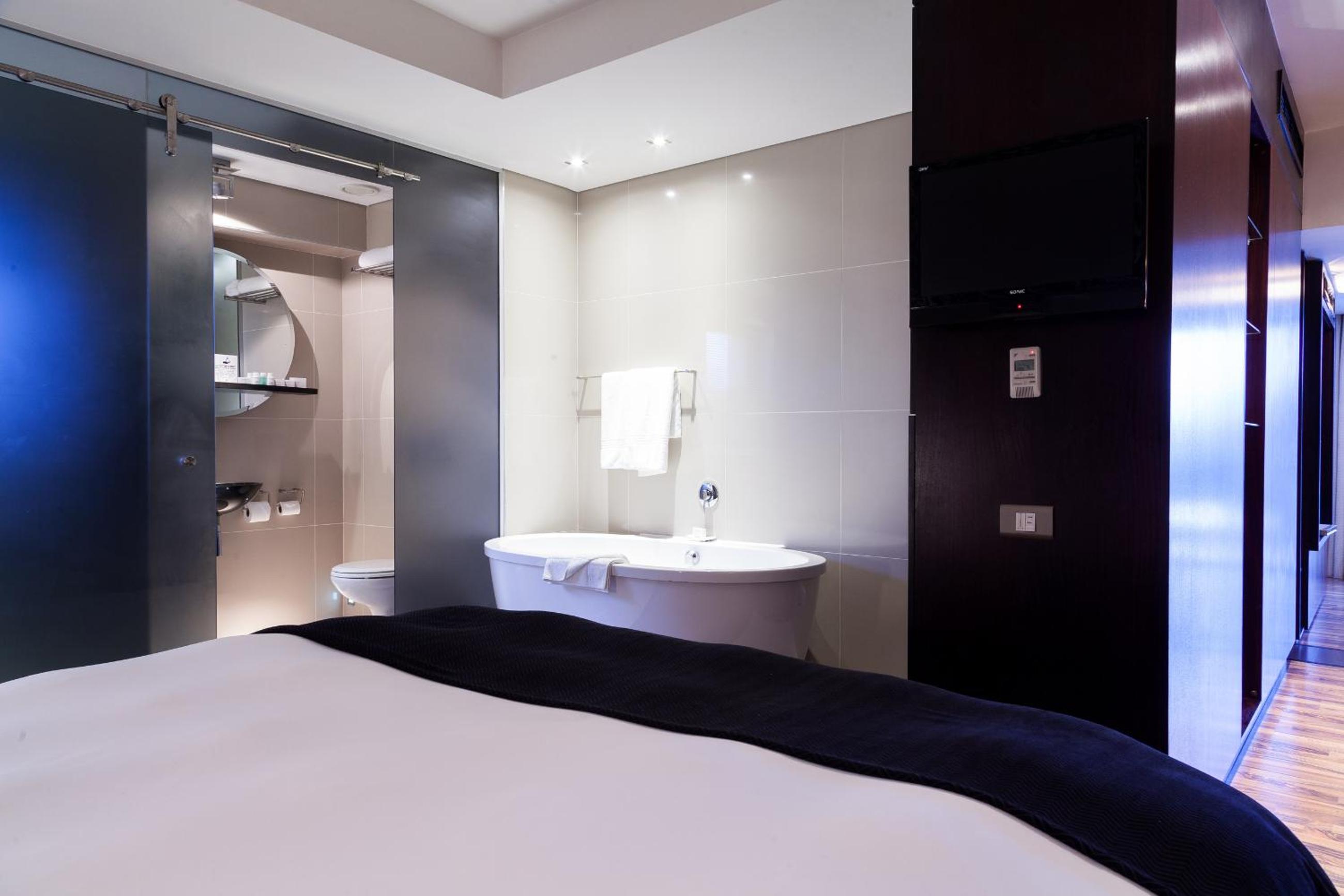 Two-Bedroom Suite - Photo 3