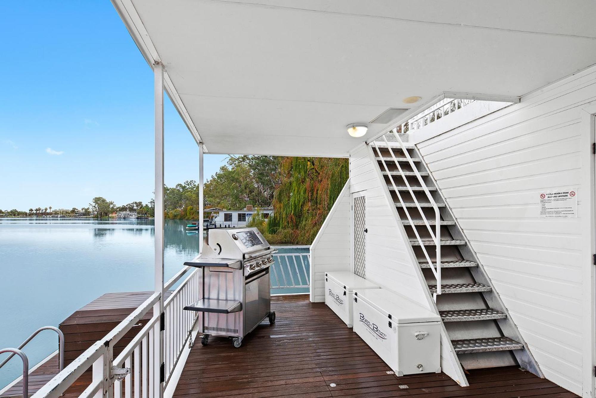 Four-Bedroom Houseboat - Moving Waters photo 2