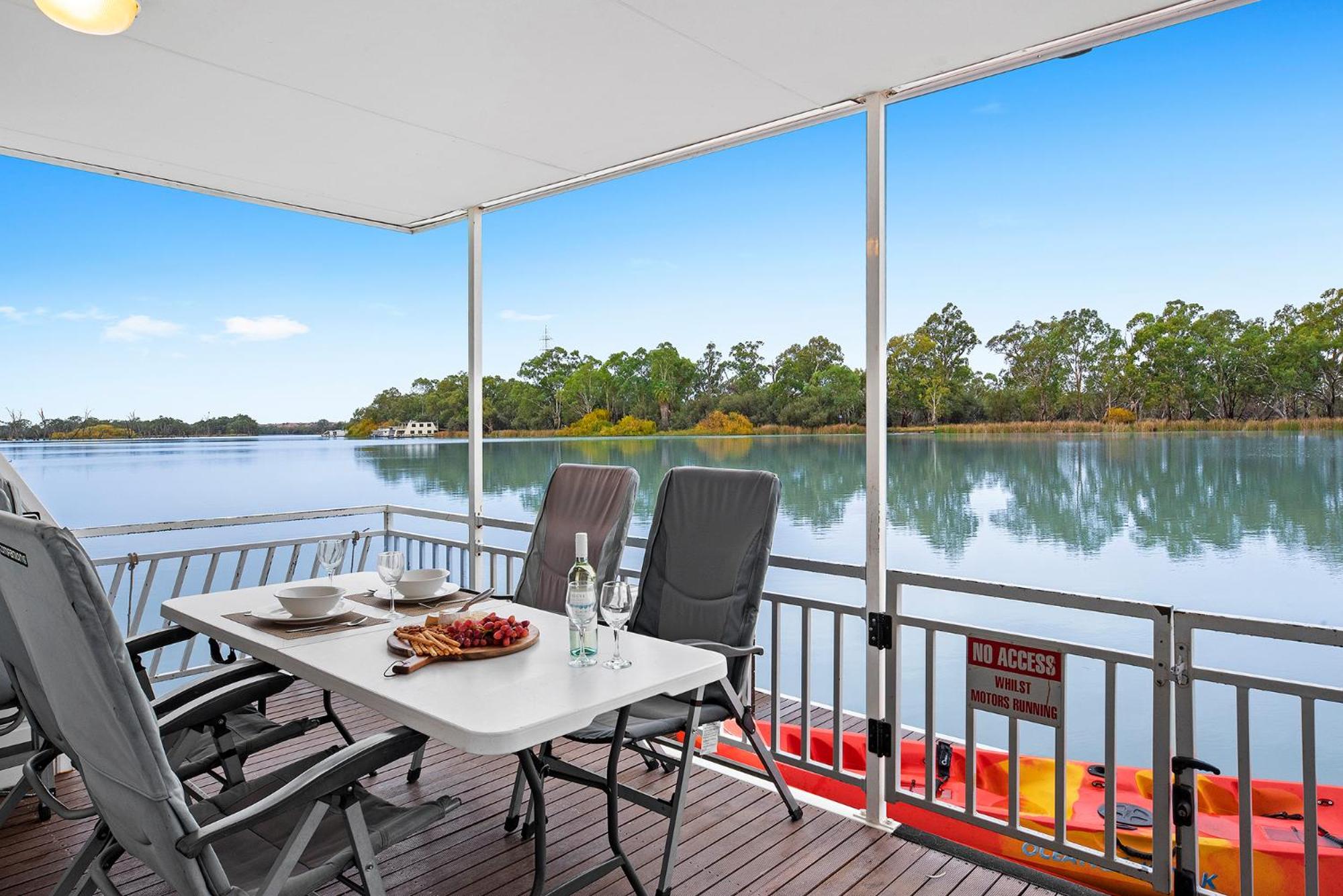 Four-Bedroom Houseboat - Moving Waters photo 3