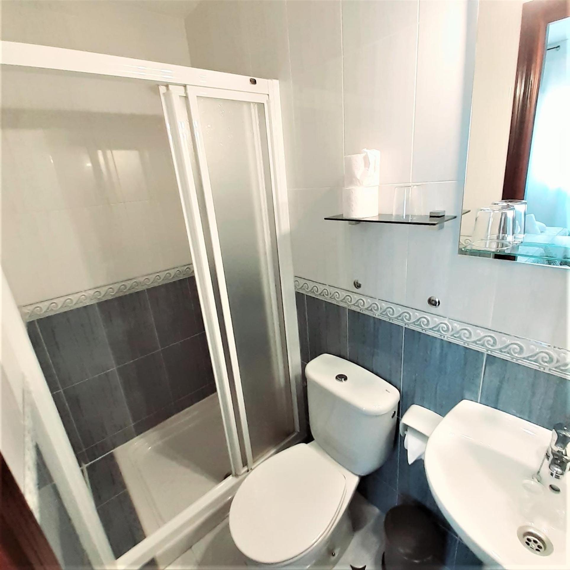 Quadruple Room with Private Bathroom - Photo 2