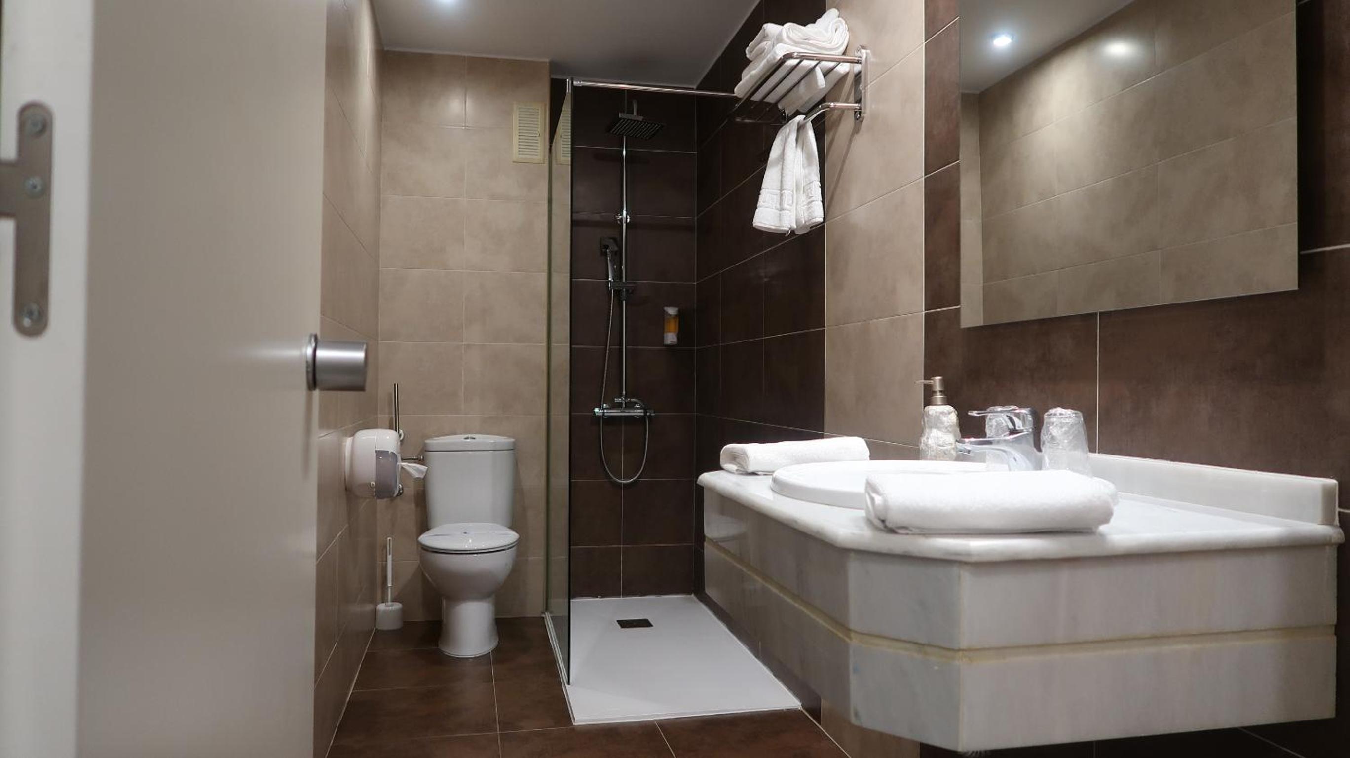 Double Room - Photo 7