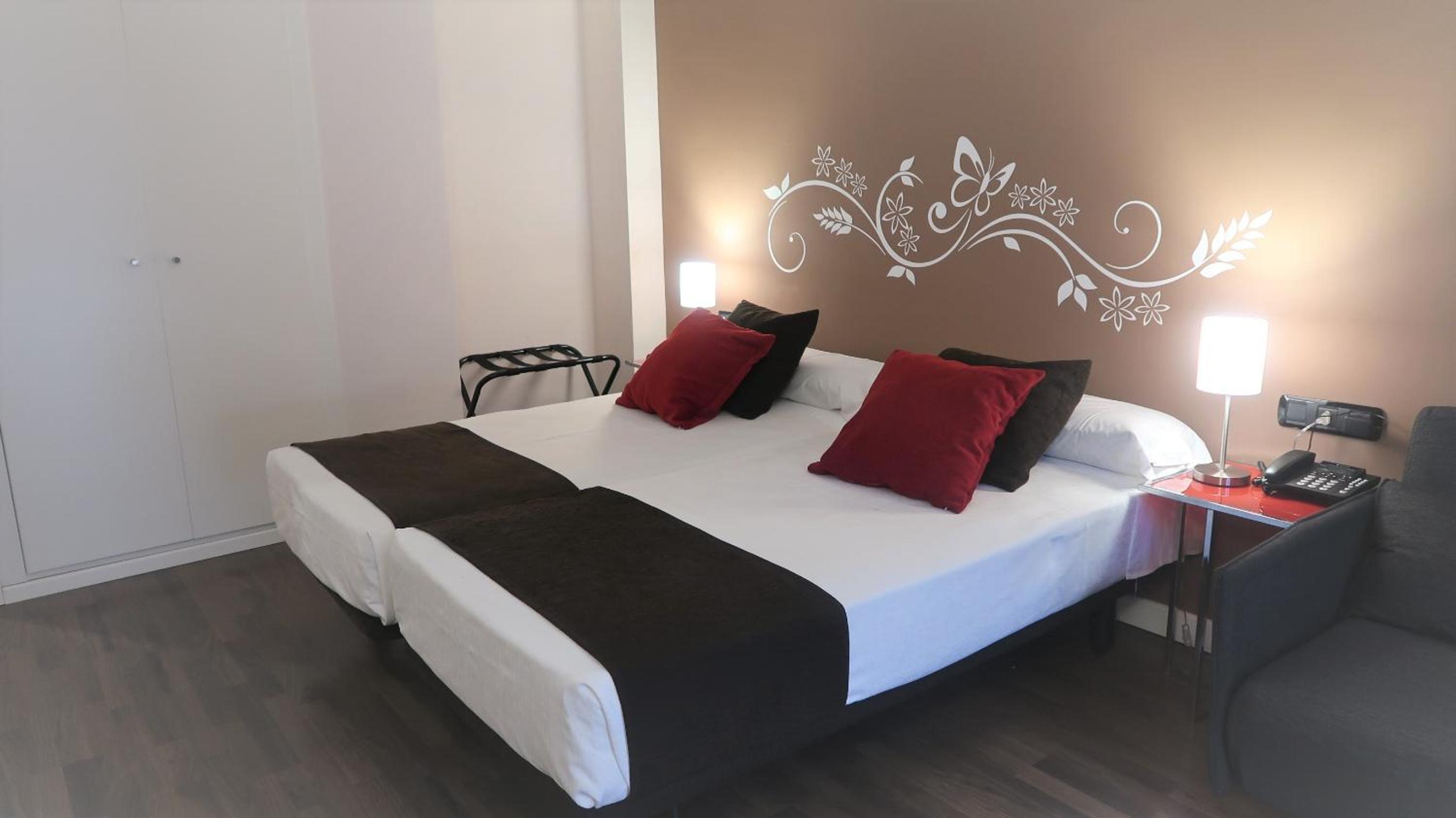 Double Room - Photo 5