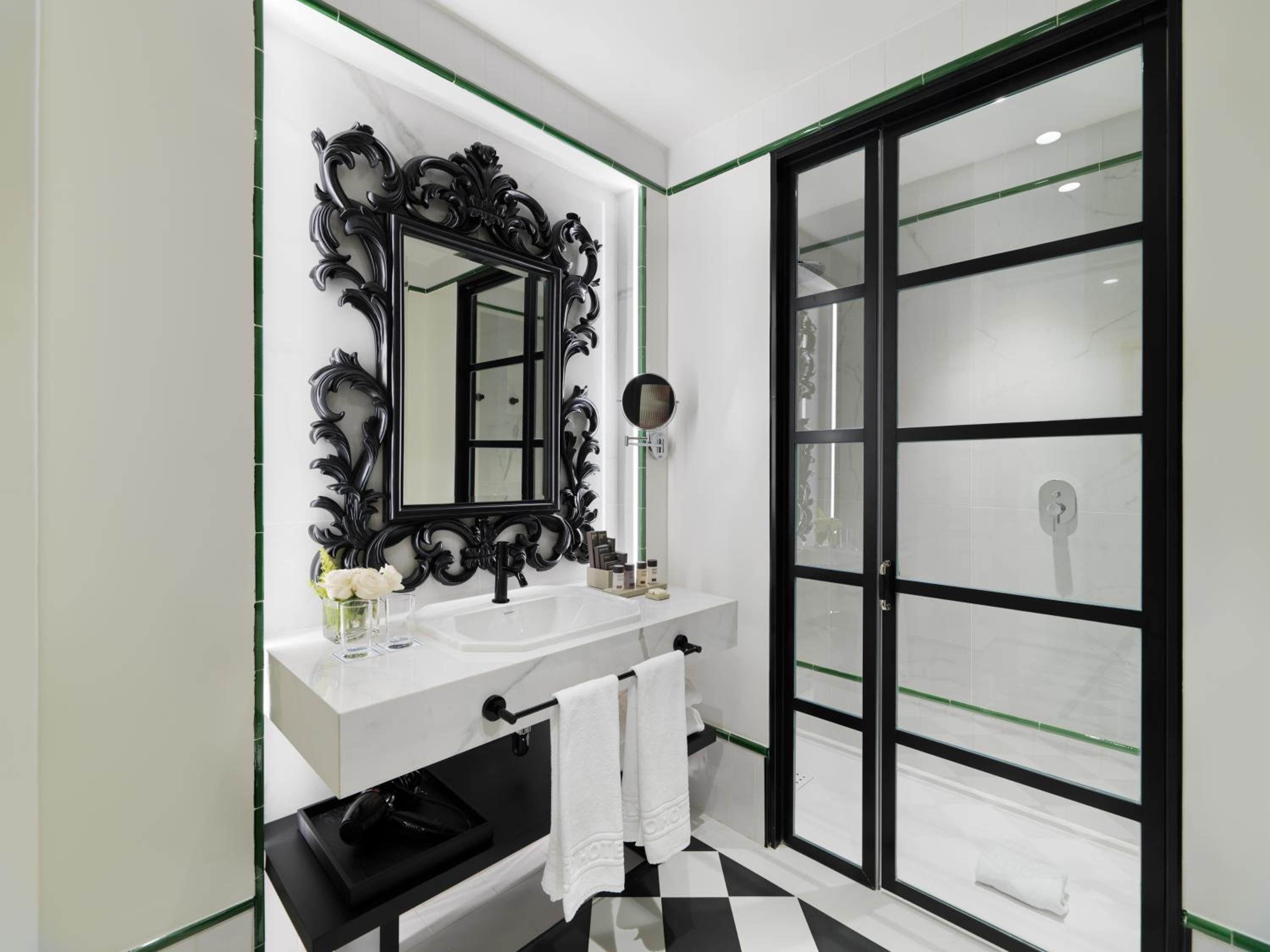 Double or Twin Room with City View - Photo 4