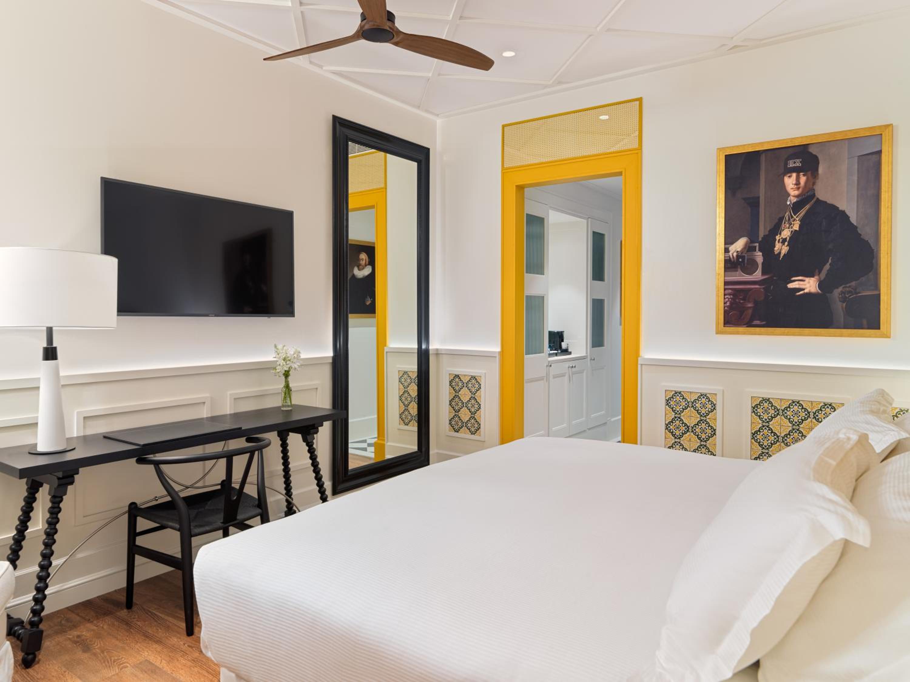 Double or Twin Room with City View - Photo 3