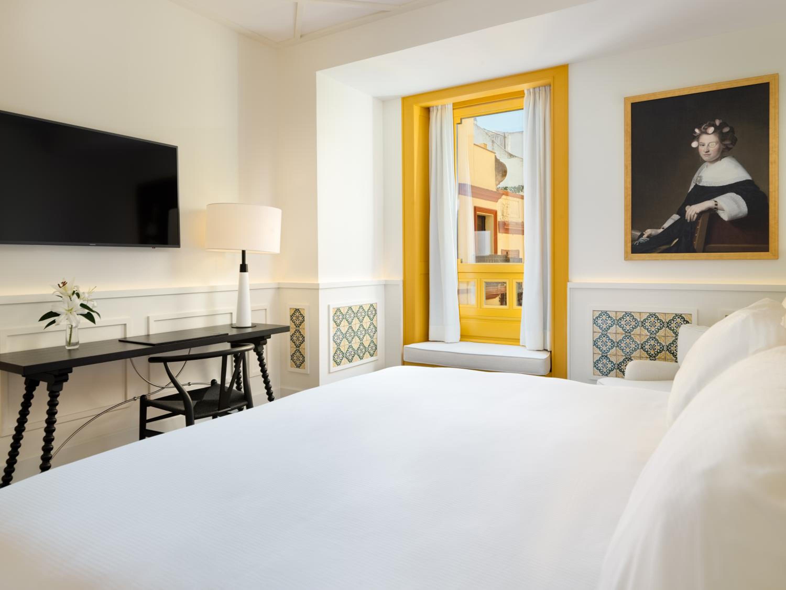 Double or Twin Room with City View - Photo 7