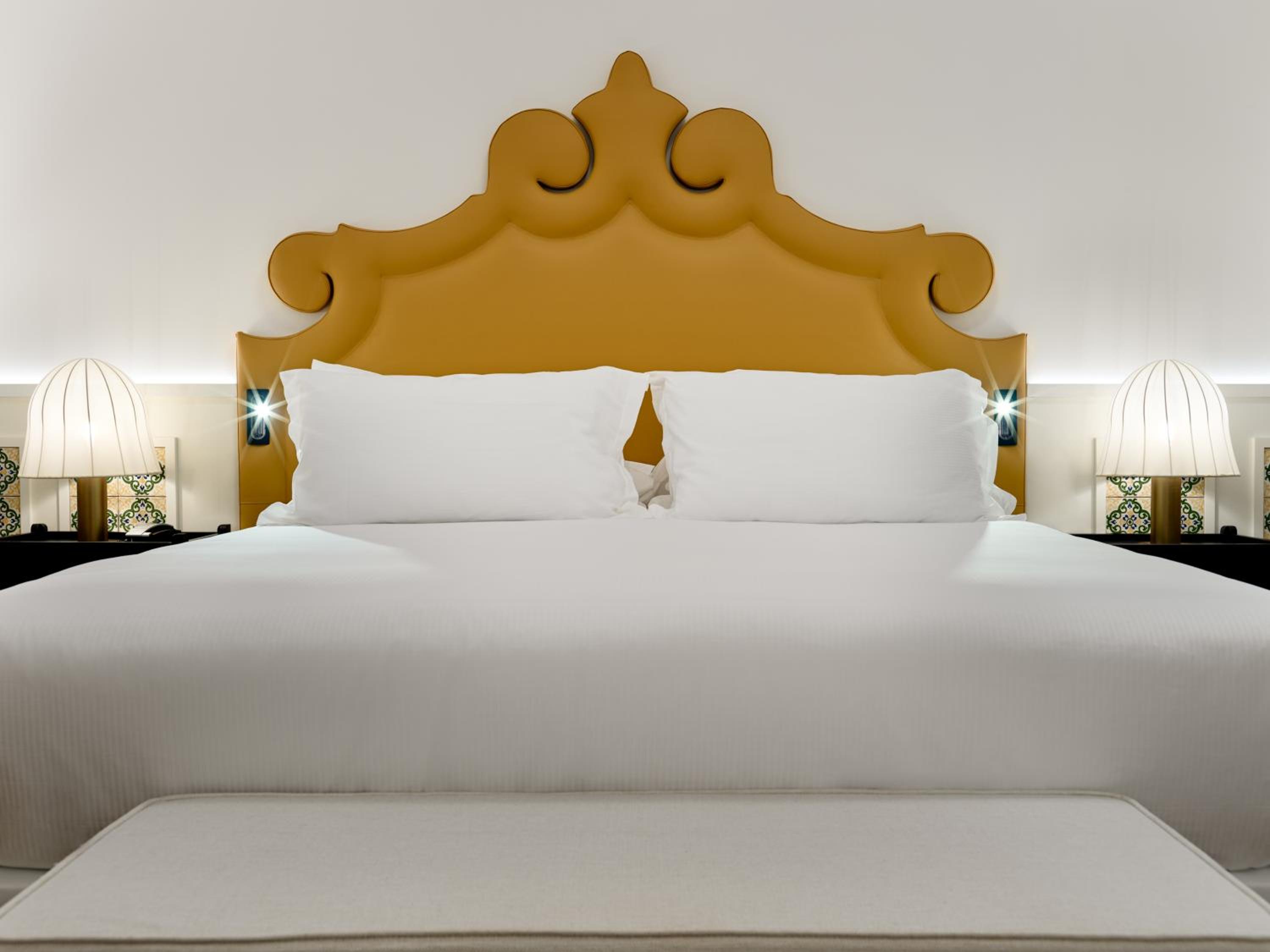 Double or Twin Room with City View - Photo 2