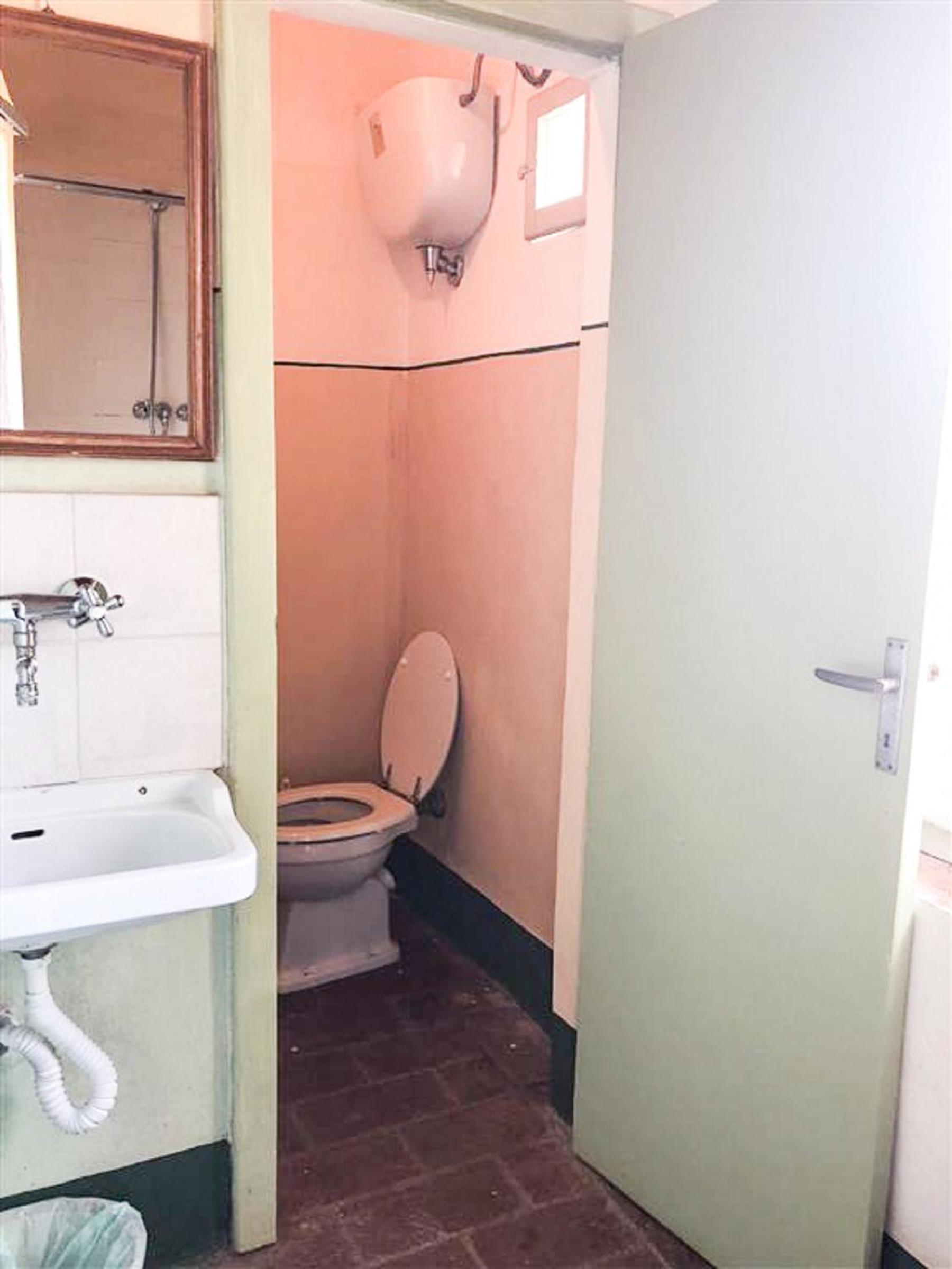 Economy Double with Private External Bathroom photo 3