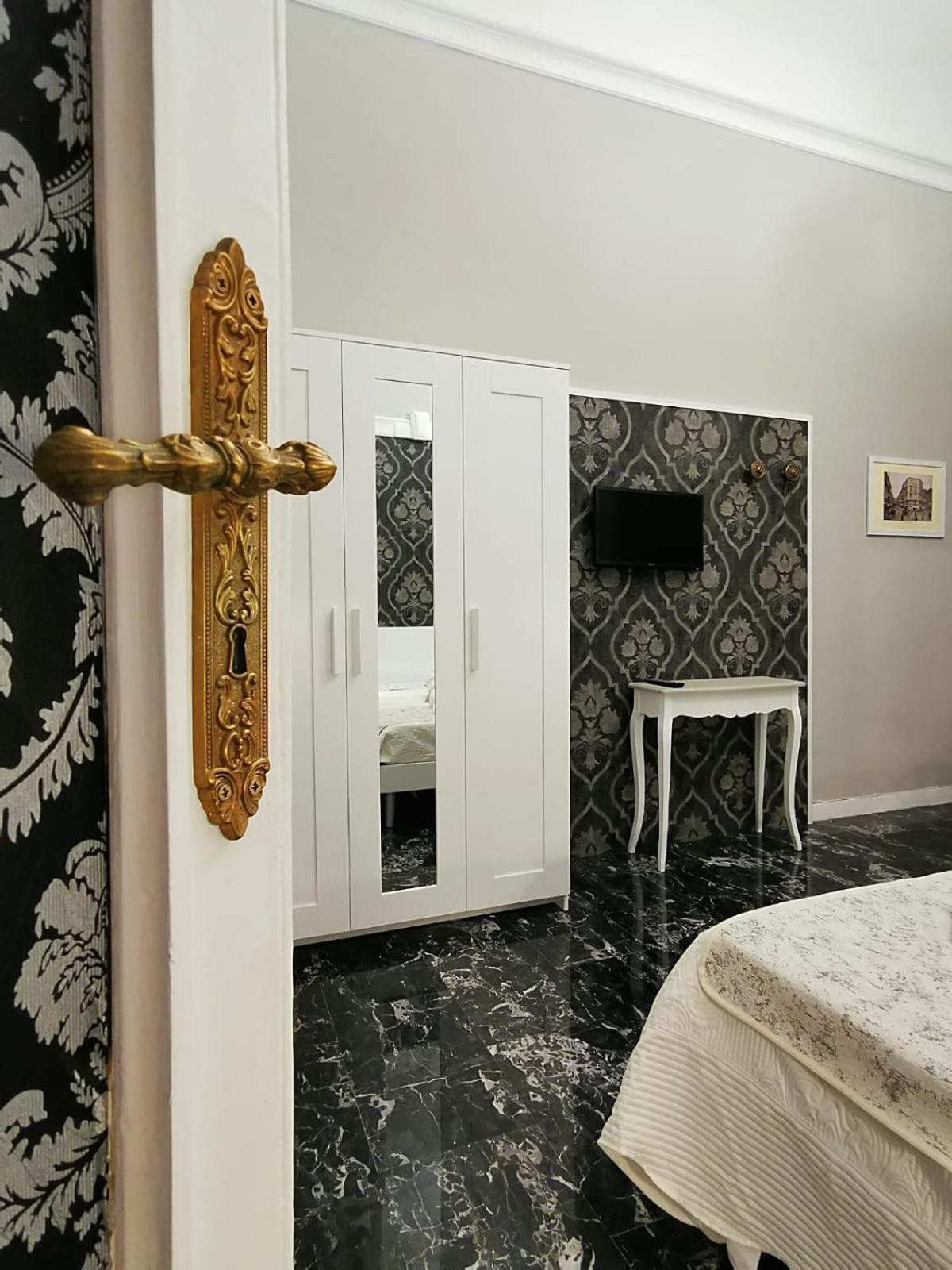 Double Room - Photo 8