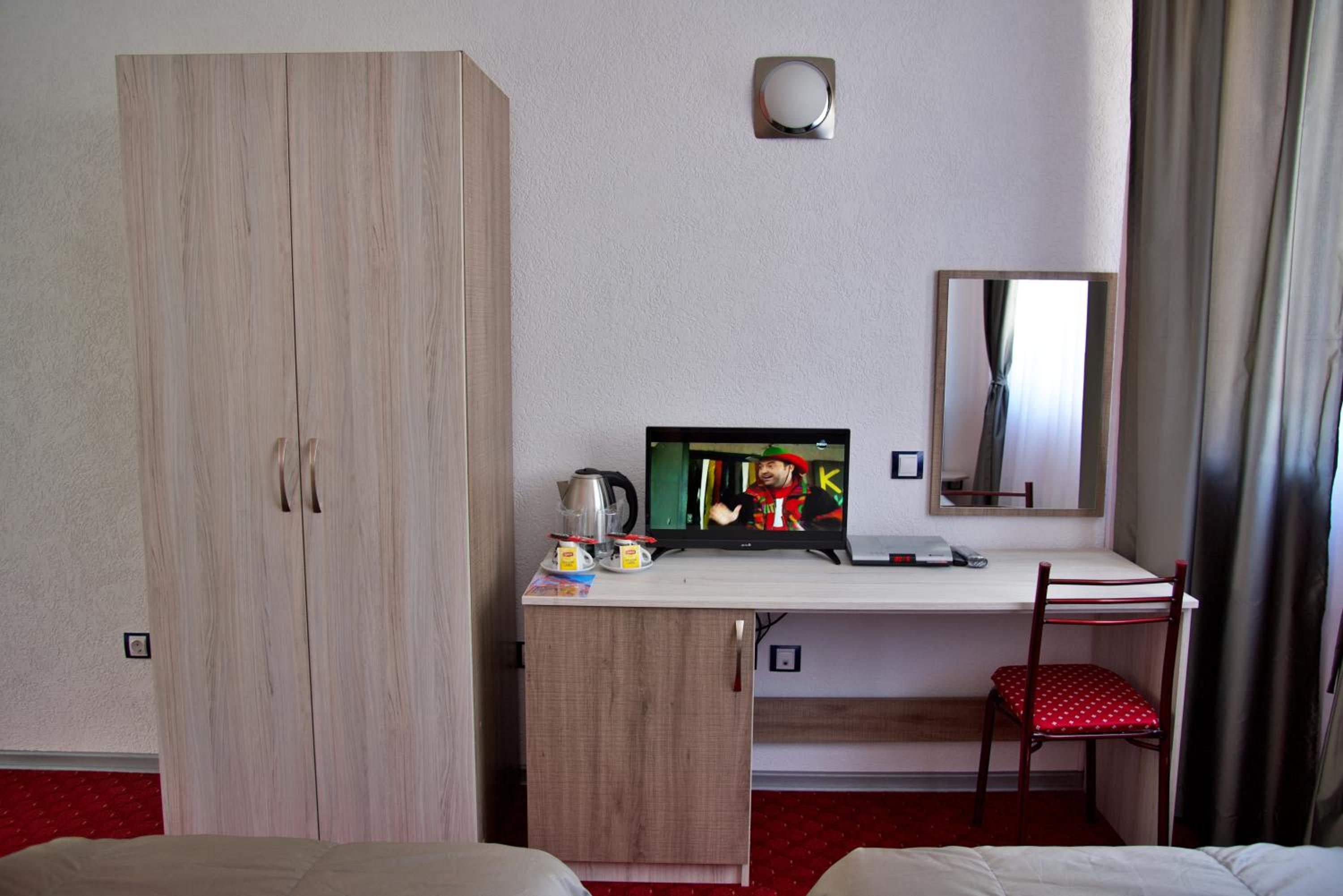 Twin Room - Photo 8