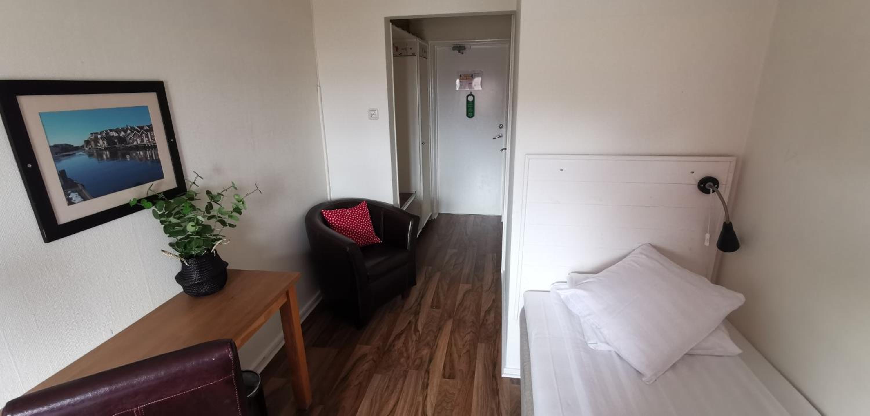 Small Twin Room - Photo 2