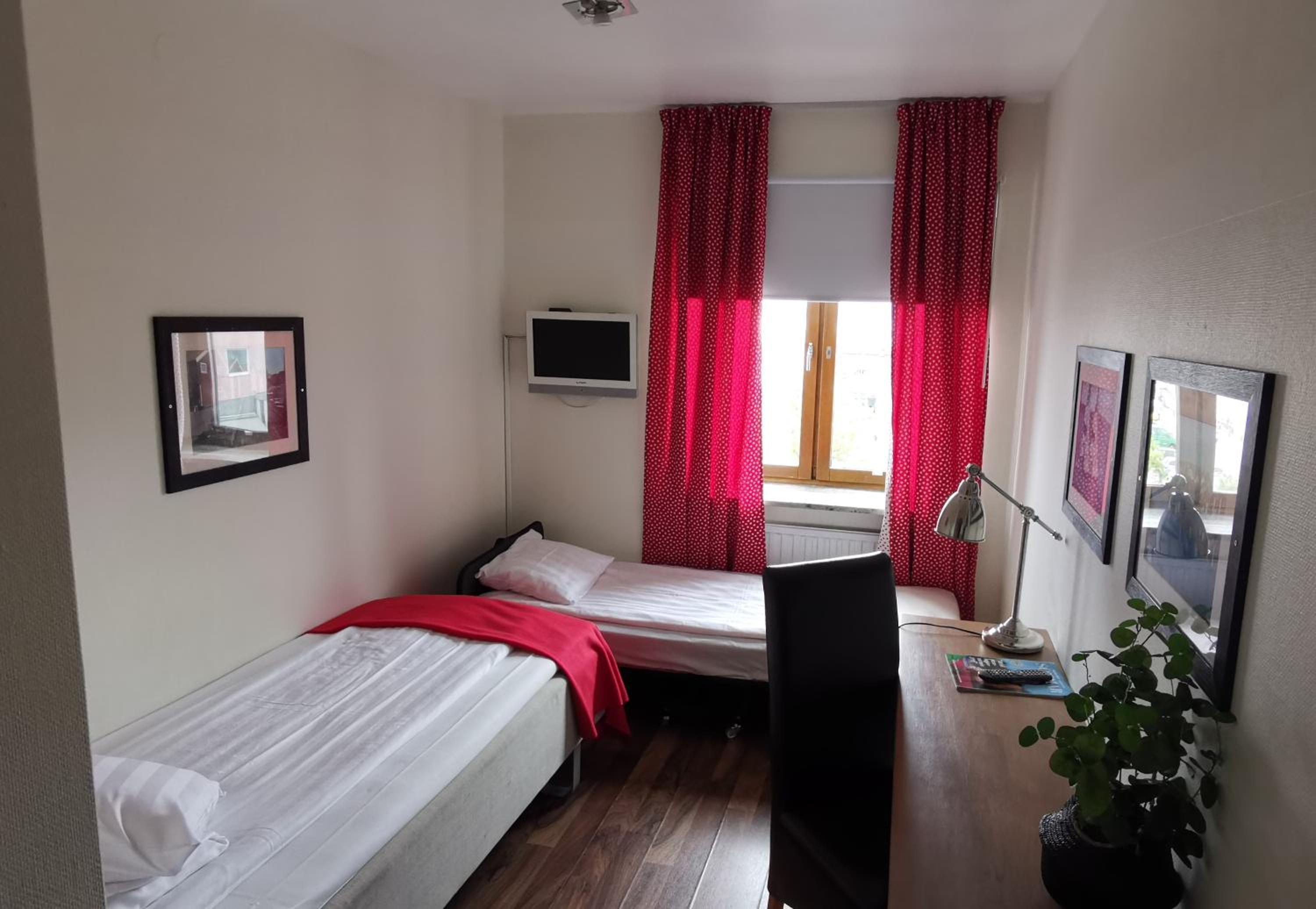 Small Twin Room - Photo 1