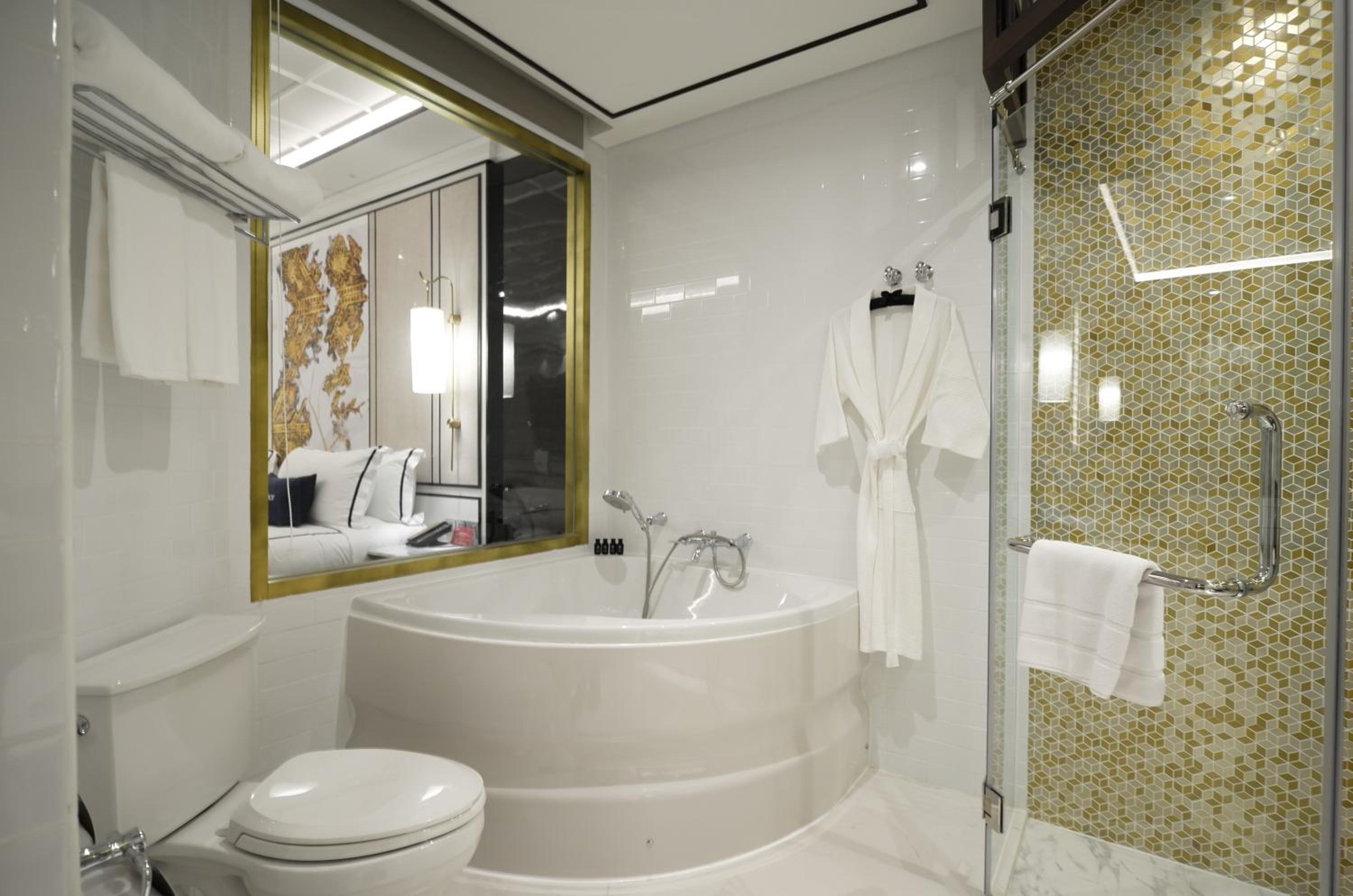 Deluxe King Room with Pool View photo 3