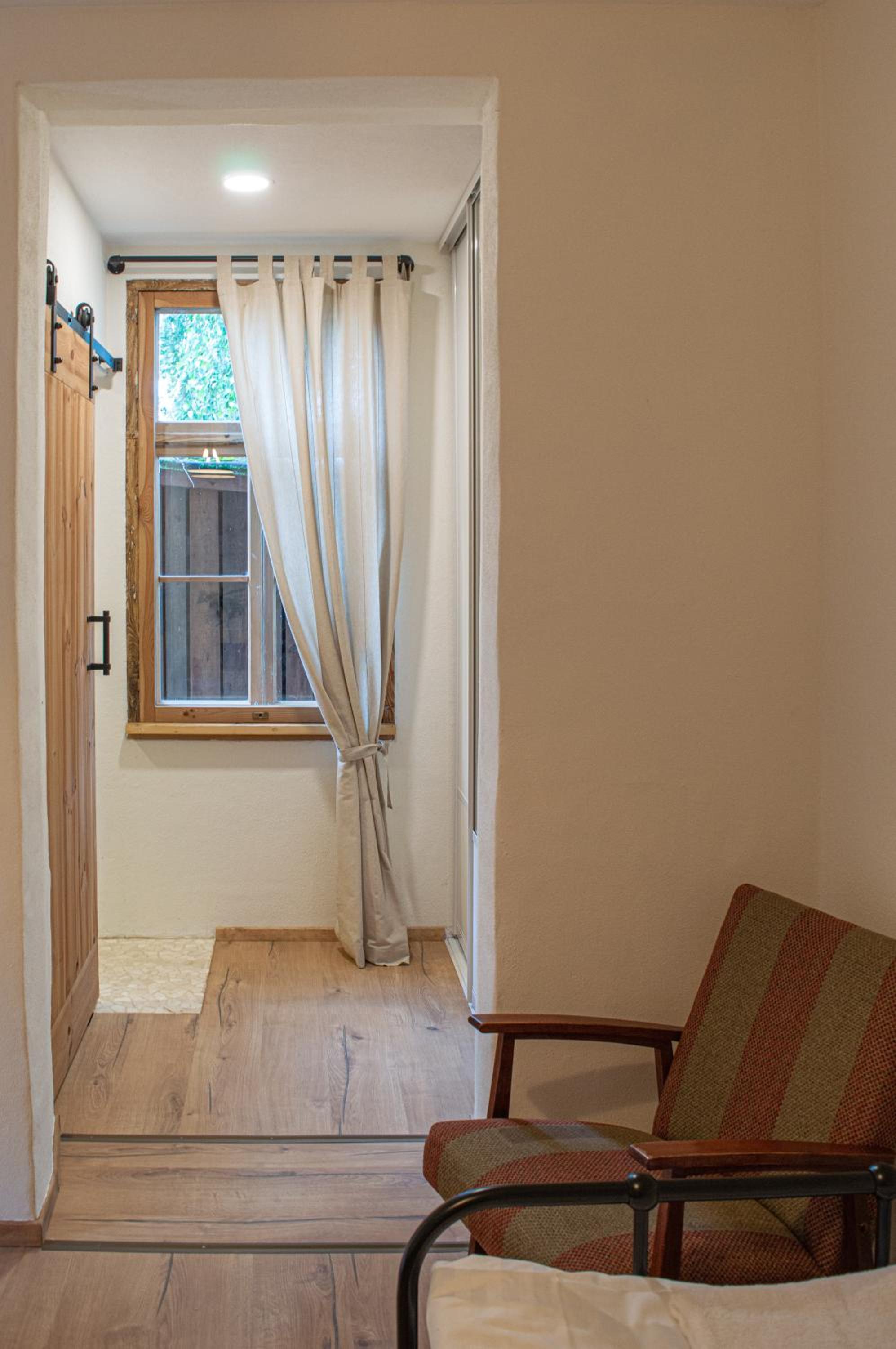 Standard Twin Room - Photo 4