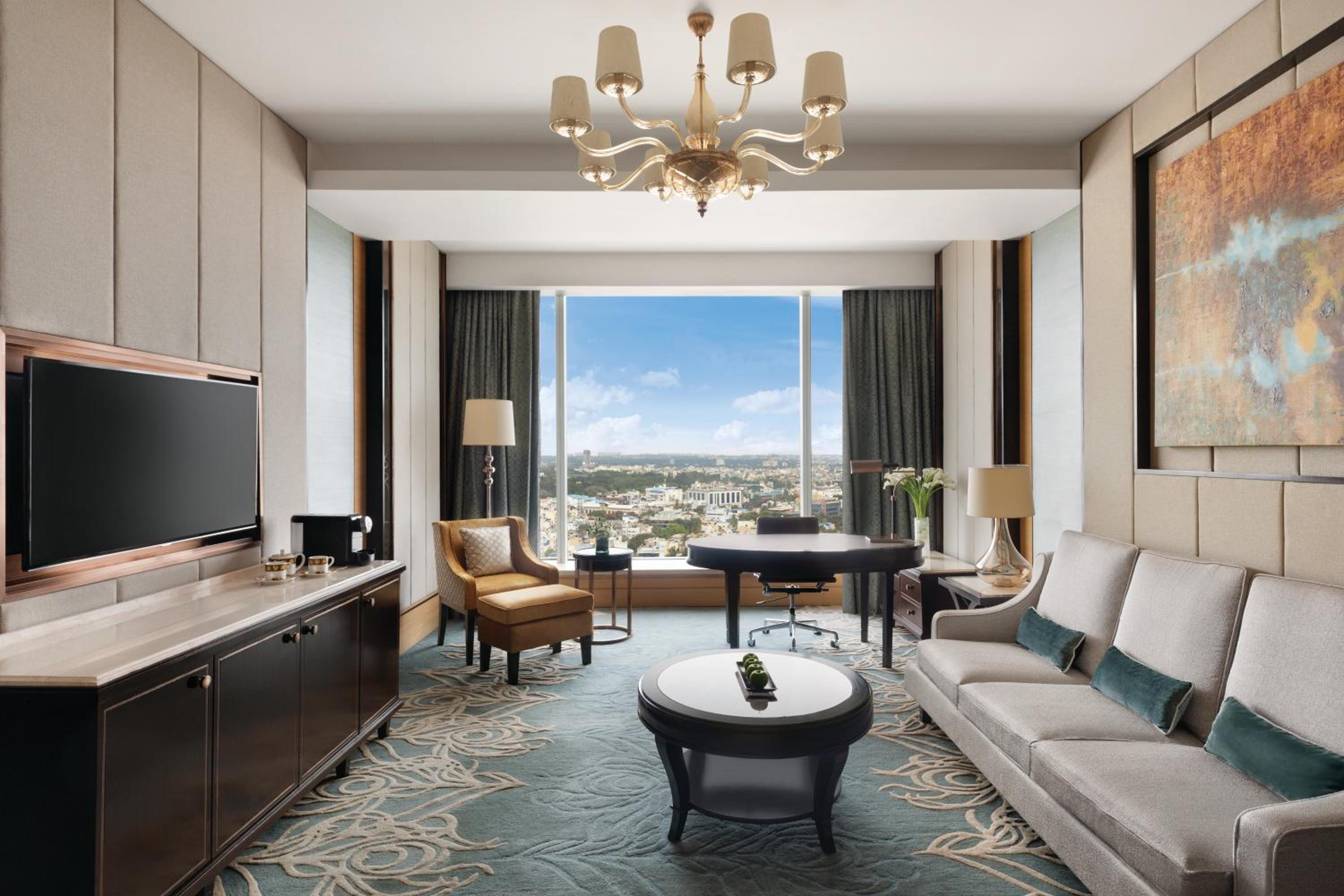 Premier Suite King – Horizon Club Lounge access with suite/club rooms: Includes buffet breakfast, afternoon tea, evening cocktails (6–8 PM), soft beverages, 1 suit pressing & 2 hrs boardroom use per stay