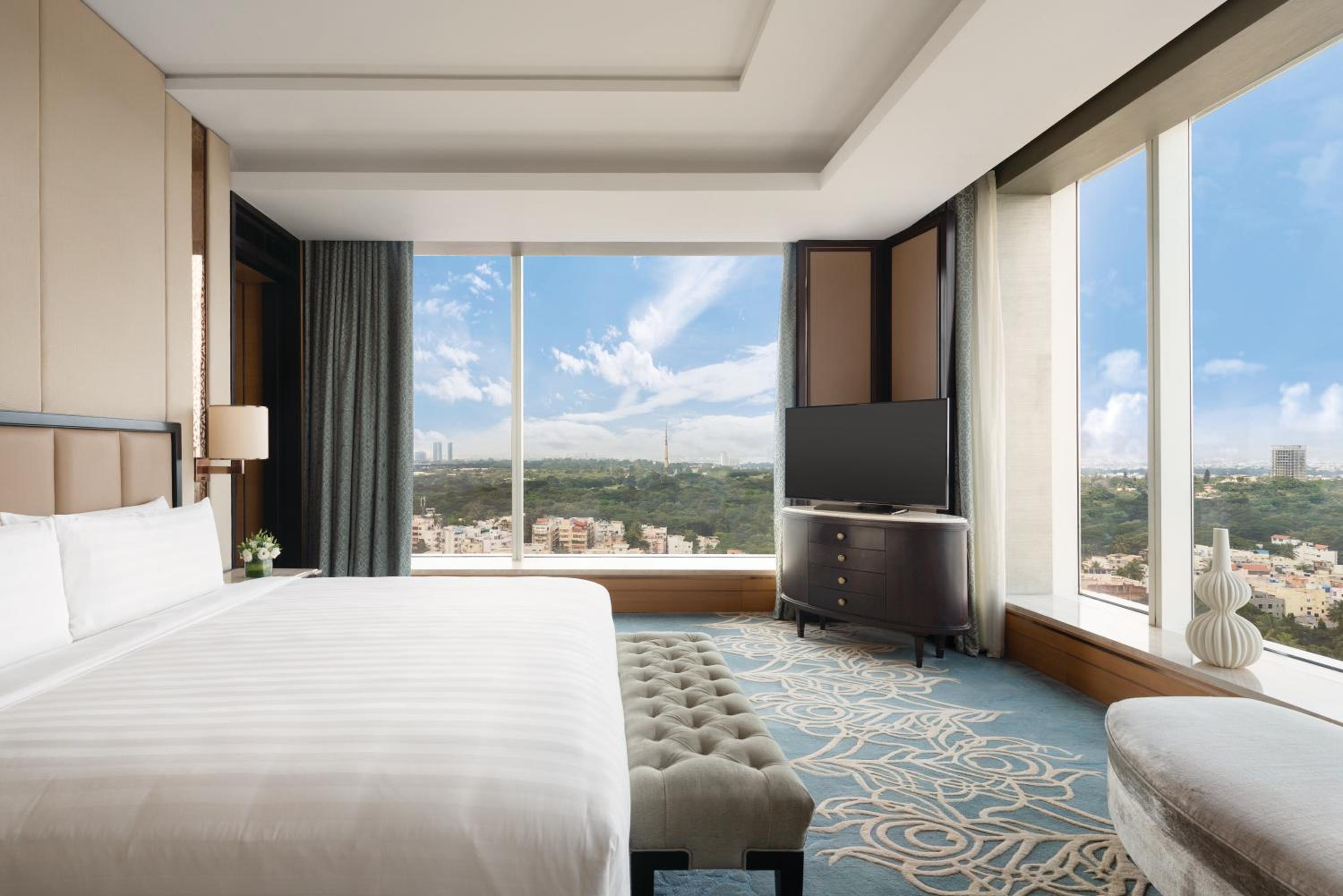 Premier Suite King – Horizon Club Lounge access with suite/club rooms: Includes buffet breakfast, afternoon tea, evening cocktails (6–8 PM), soft beverages, 1 suit pressing & 2 hrs boardroom use per stay photo