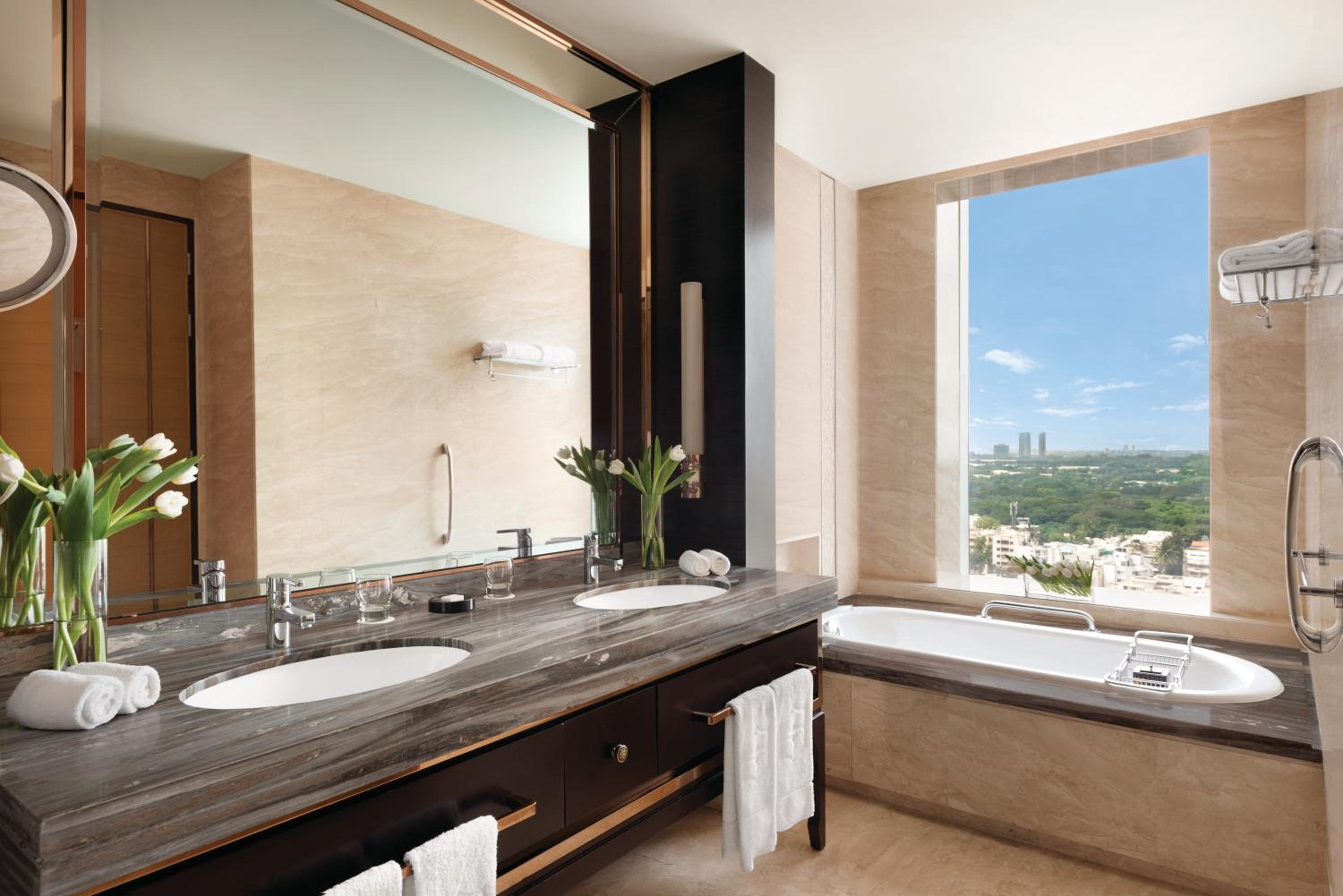 Premier Suite King – Horizon Club Lounge access with suite/club rooms: Includes buffet breakfast, afternoon tea, evening cocktails (6–8 PM), soft beverages, 1 suit pressing & 2 hrs boardroom use per stay photo