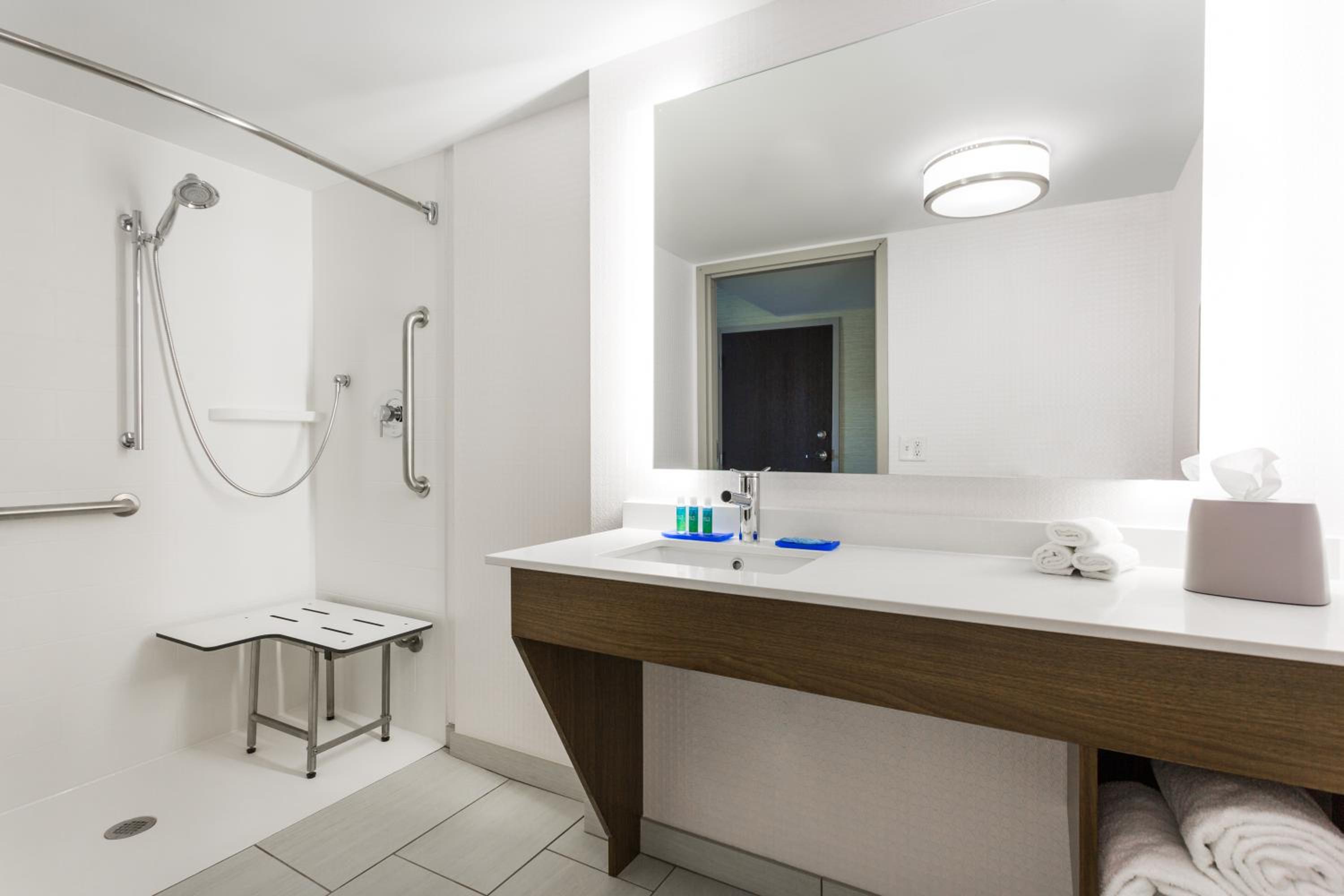 King Room with Roll-In Shower - Disability Access - Photo 5