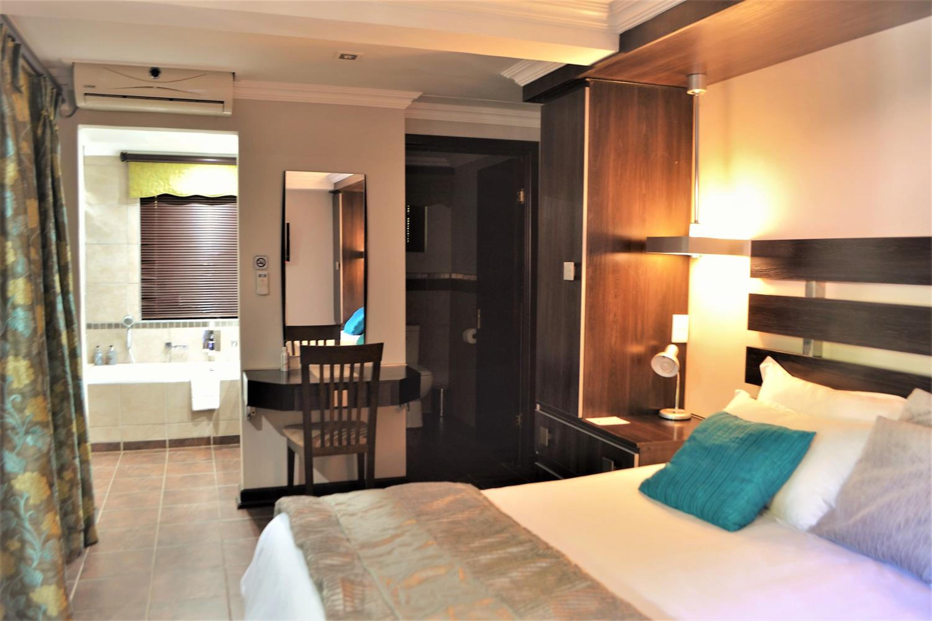 Deluxe King Suite - Photo 7