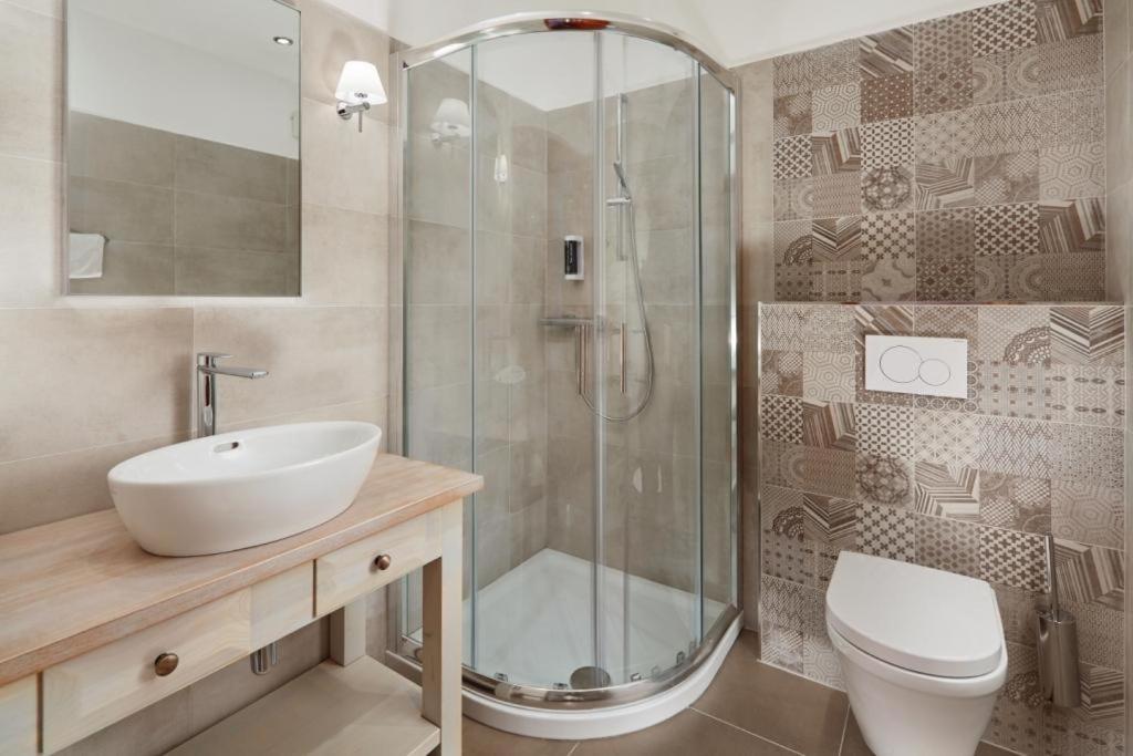 Single Room with Private Bathroom photo 2