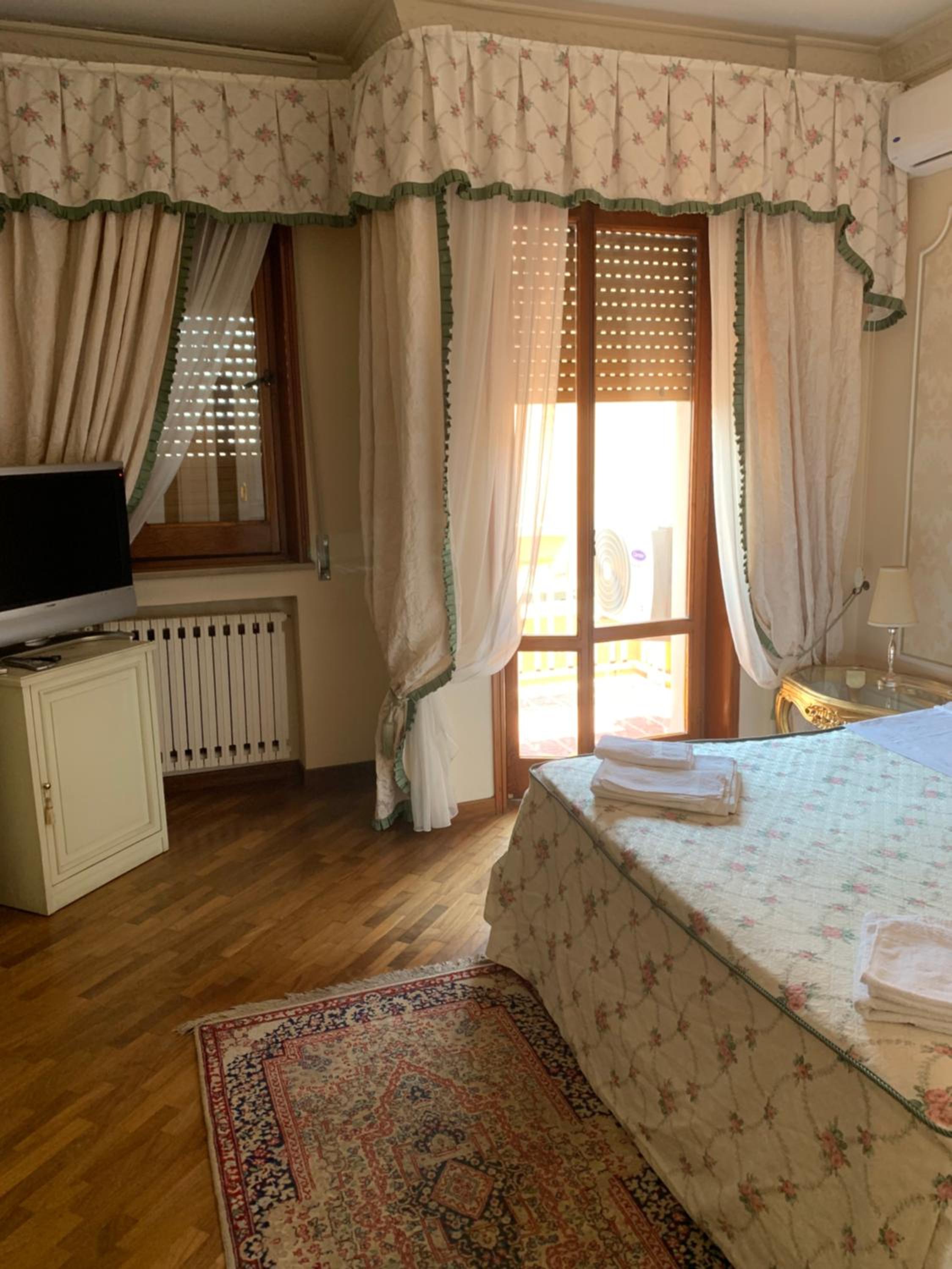 Deluxe Suite with Spa Bath photo 3