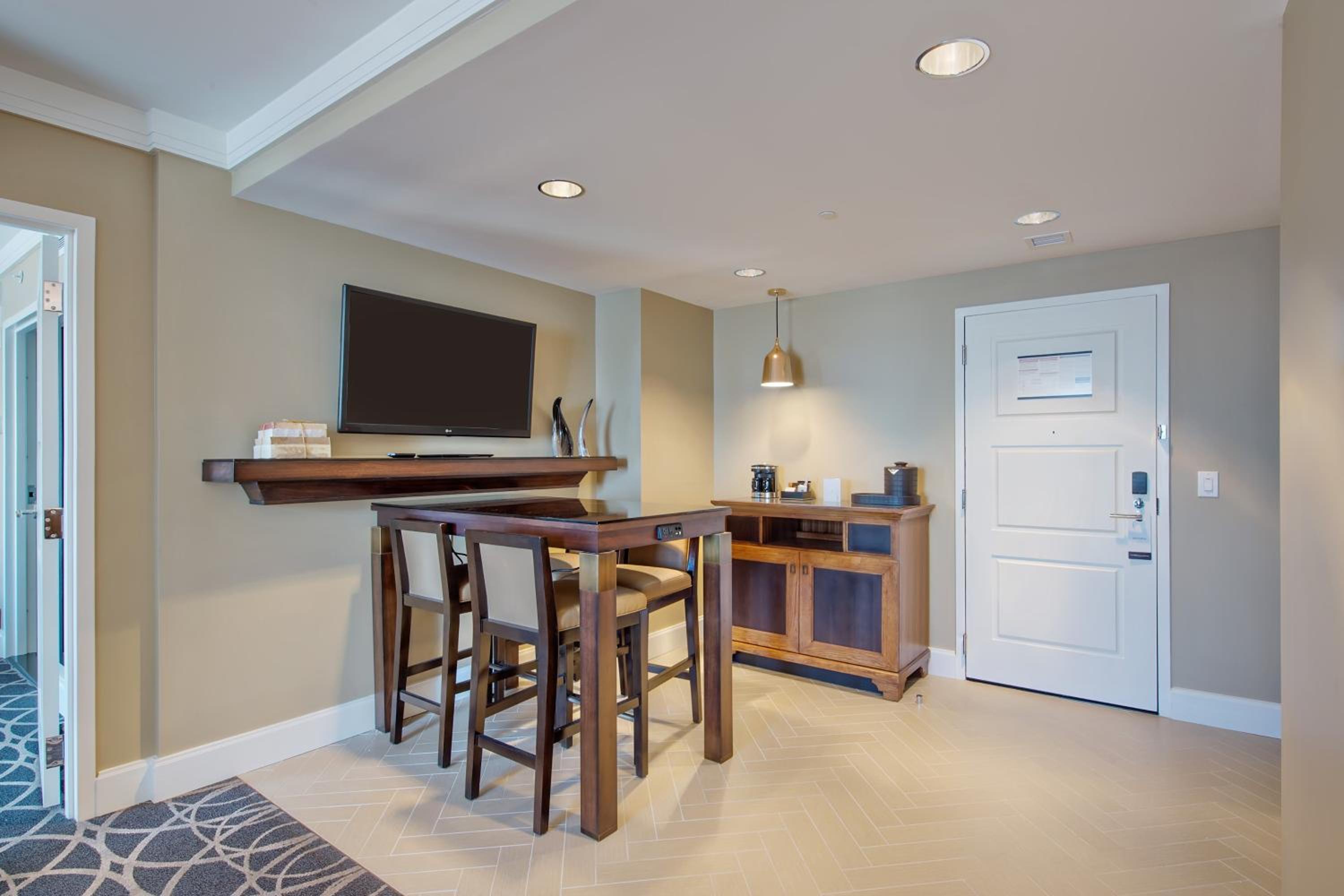 One Bedroom Suite - 1 King Bed
