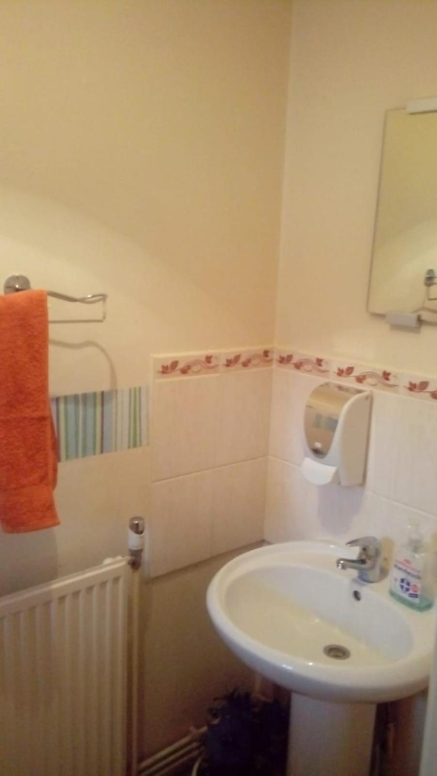 Budget Twin Room - Photo 12