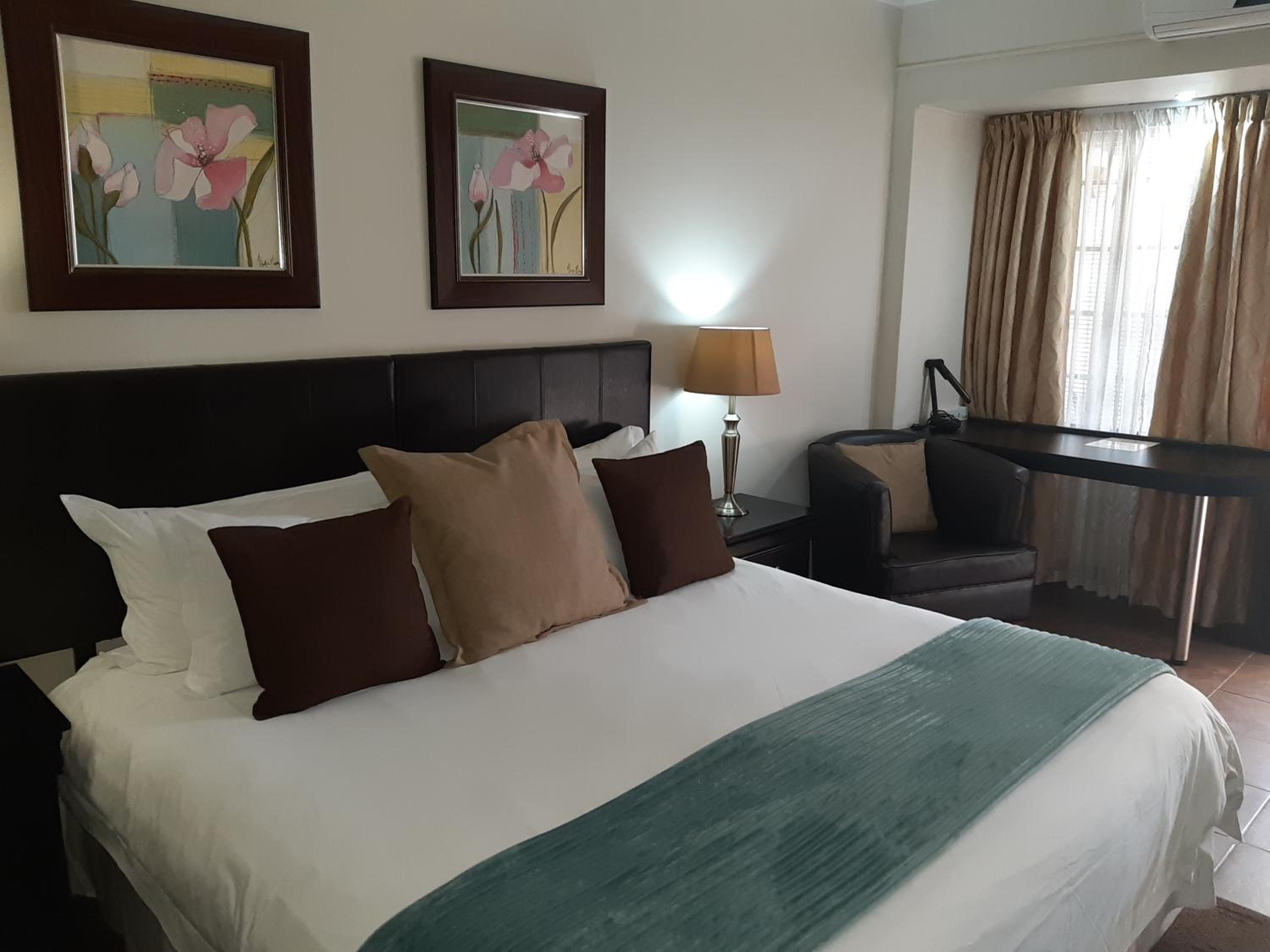 Deluxe King Suite - Photo 2