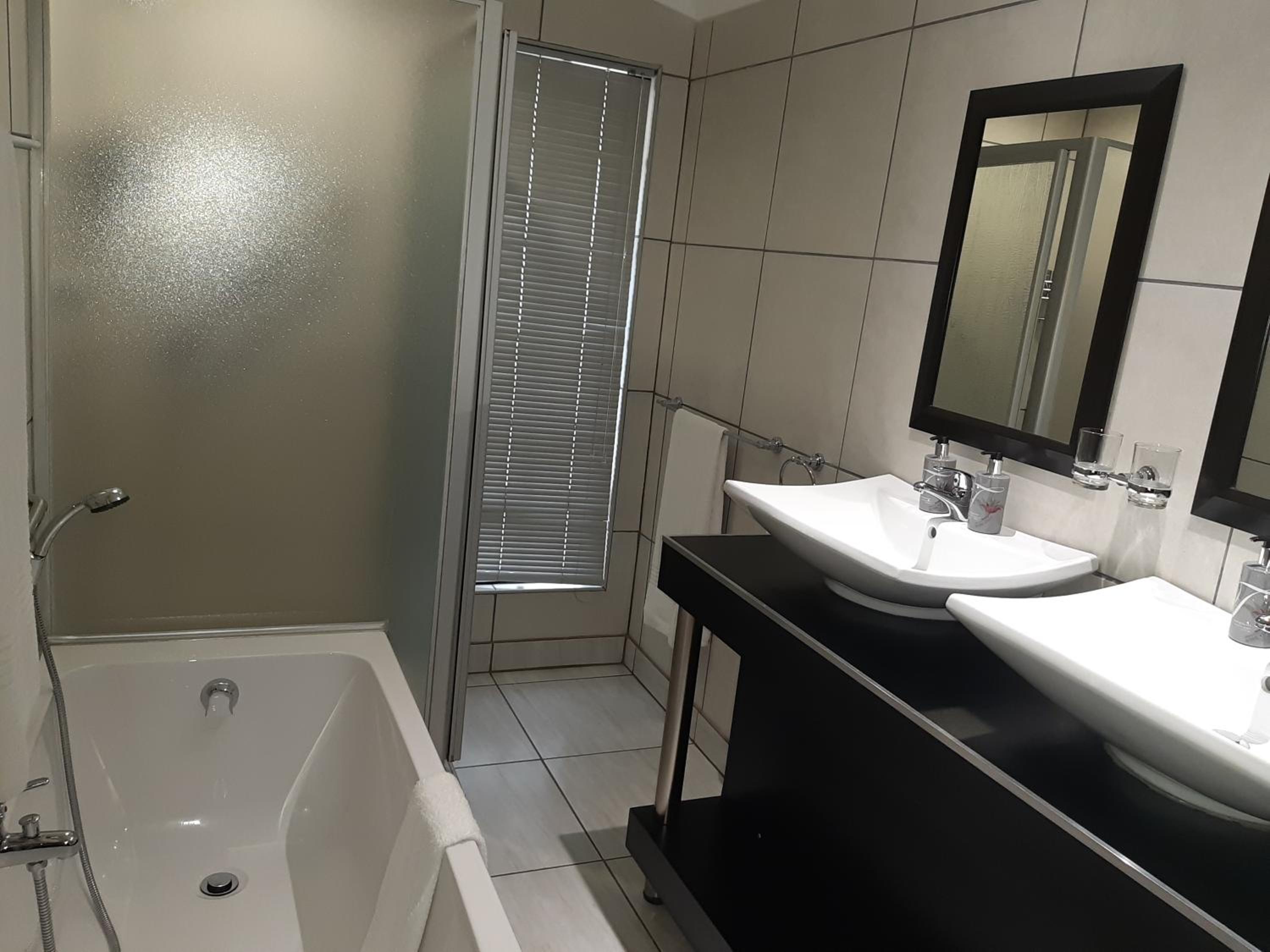 Deluxe King Suite - Photo 3