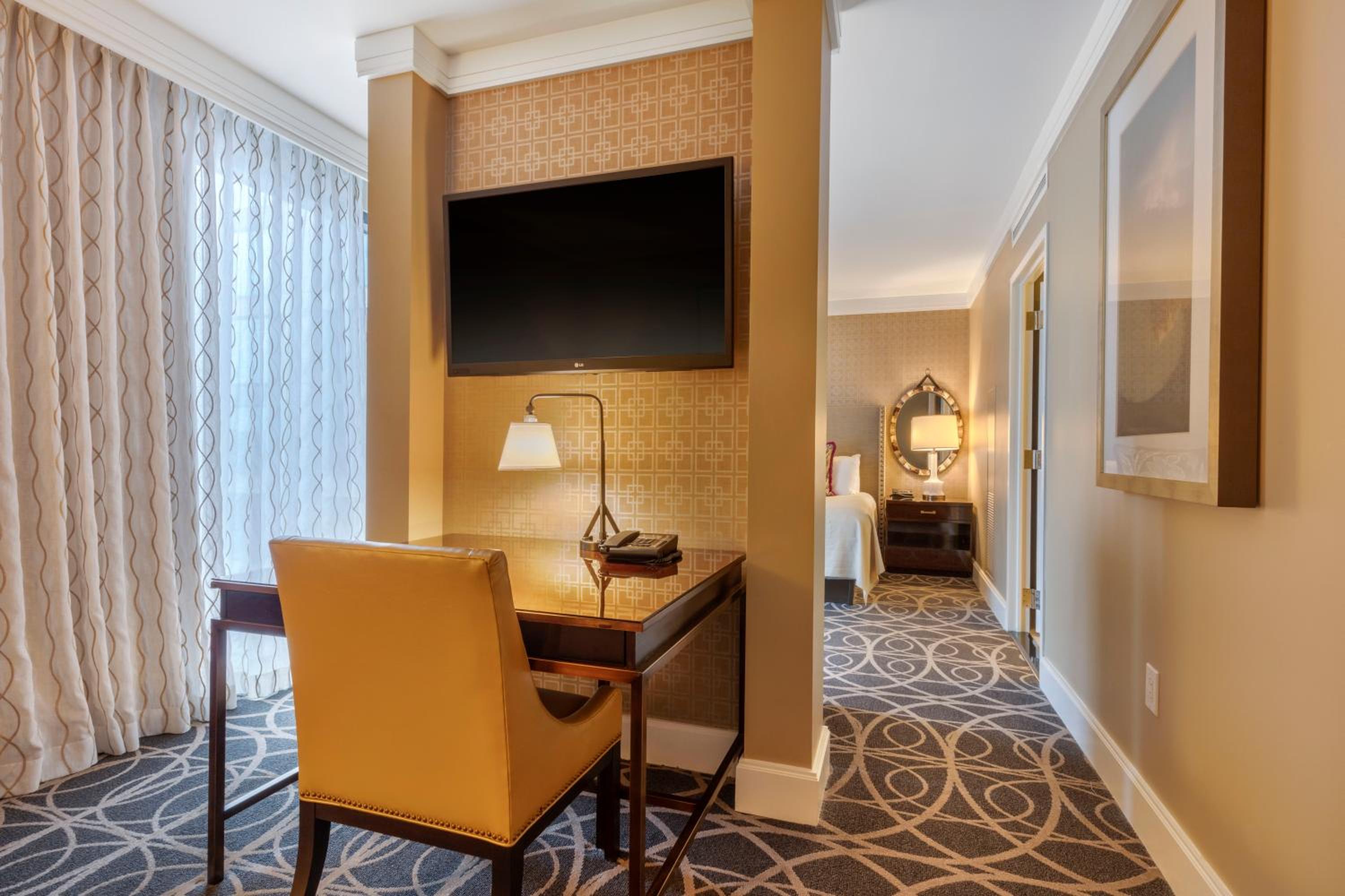 Premier Executive Room - 1 King Bed thumbnail 5