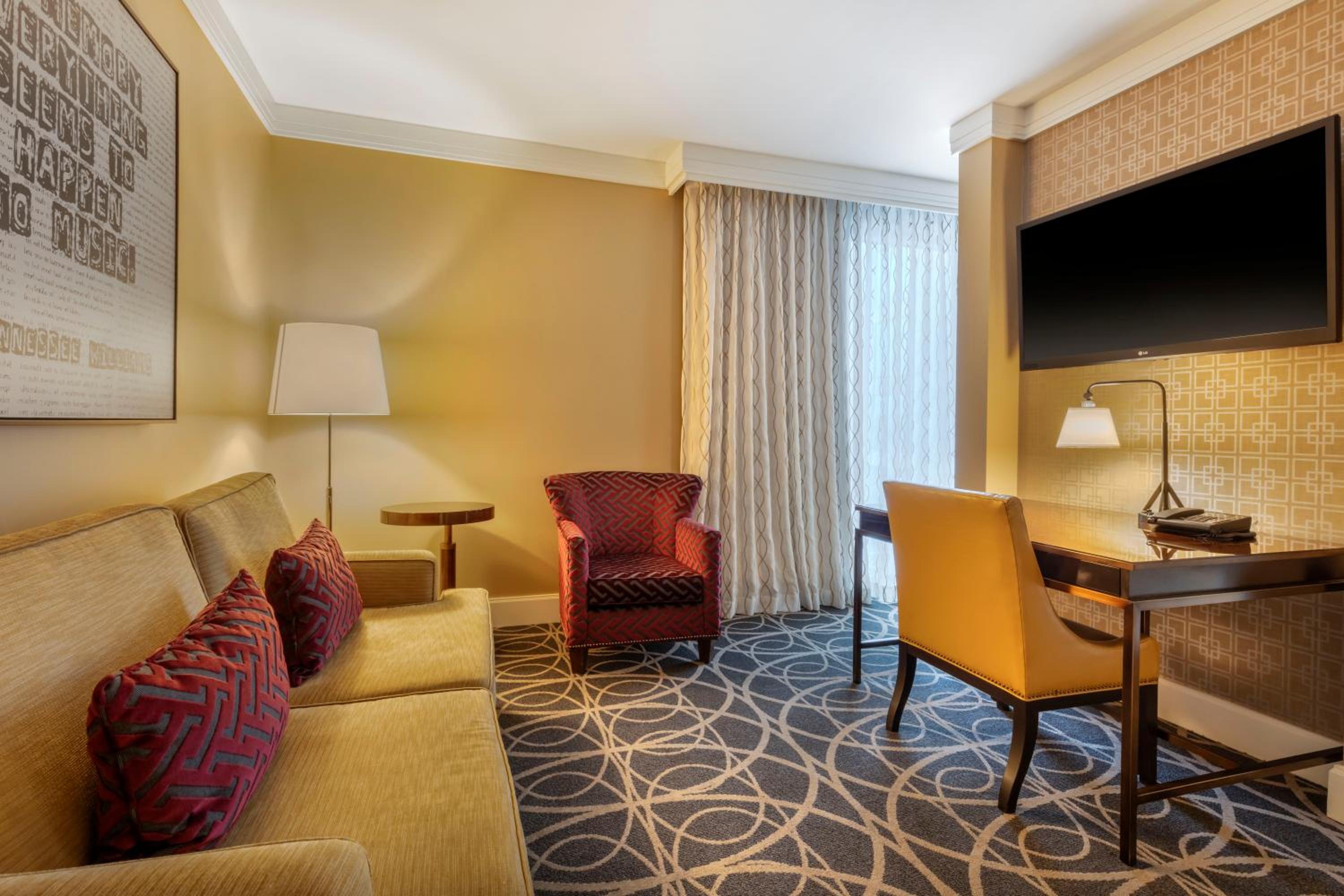 Premier Executive Room - 1 King Bed thumbnail 6