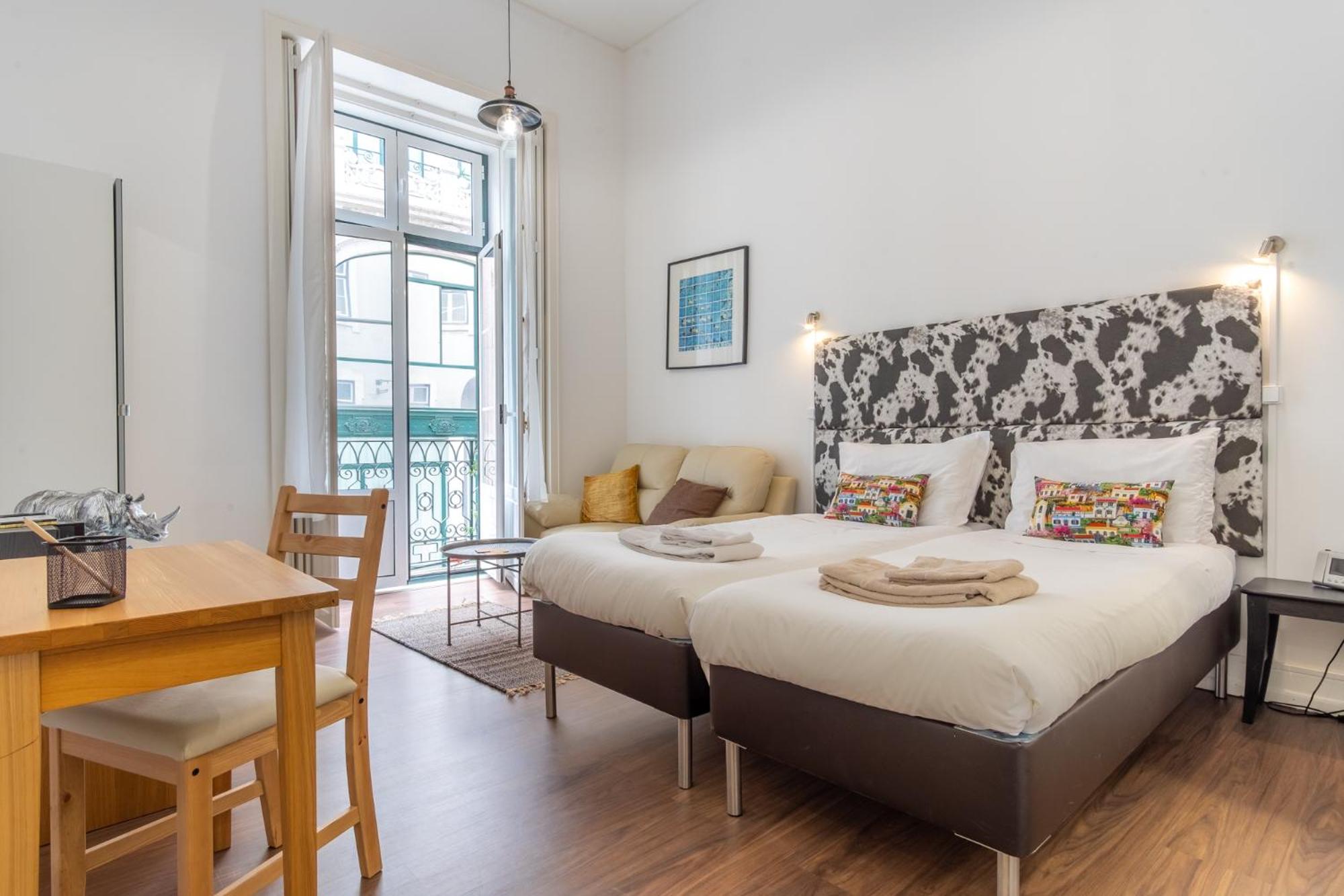 Three-Bedroom Apartment with Balcony photo 3