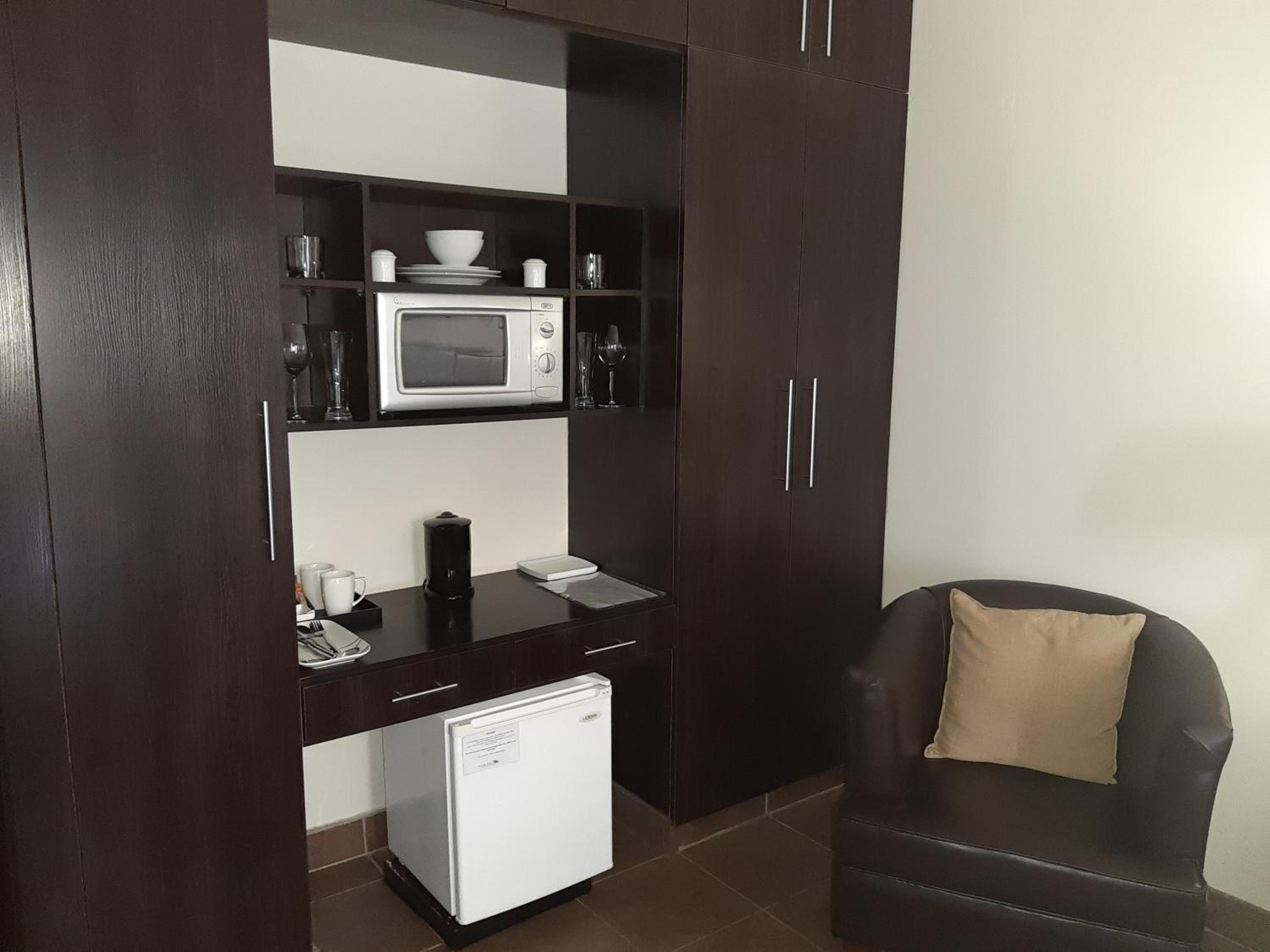 Deluxe King Suite - Photo 14