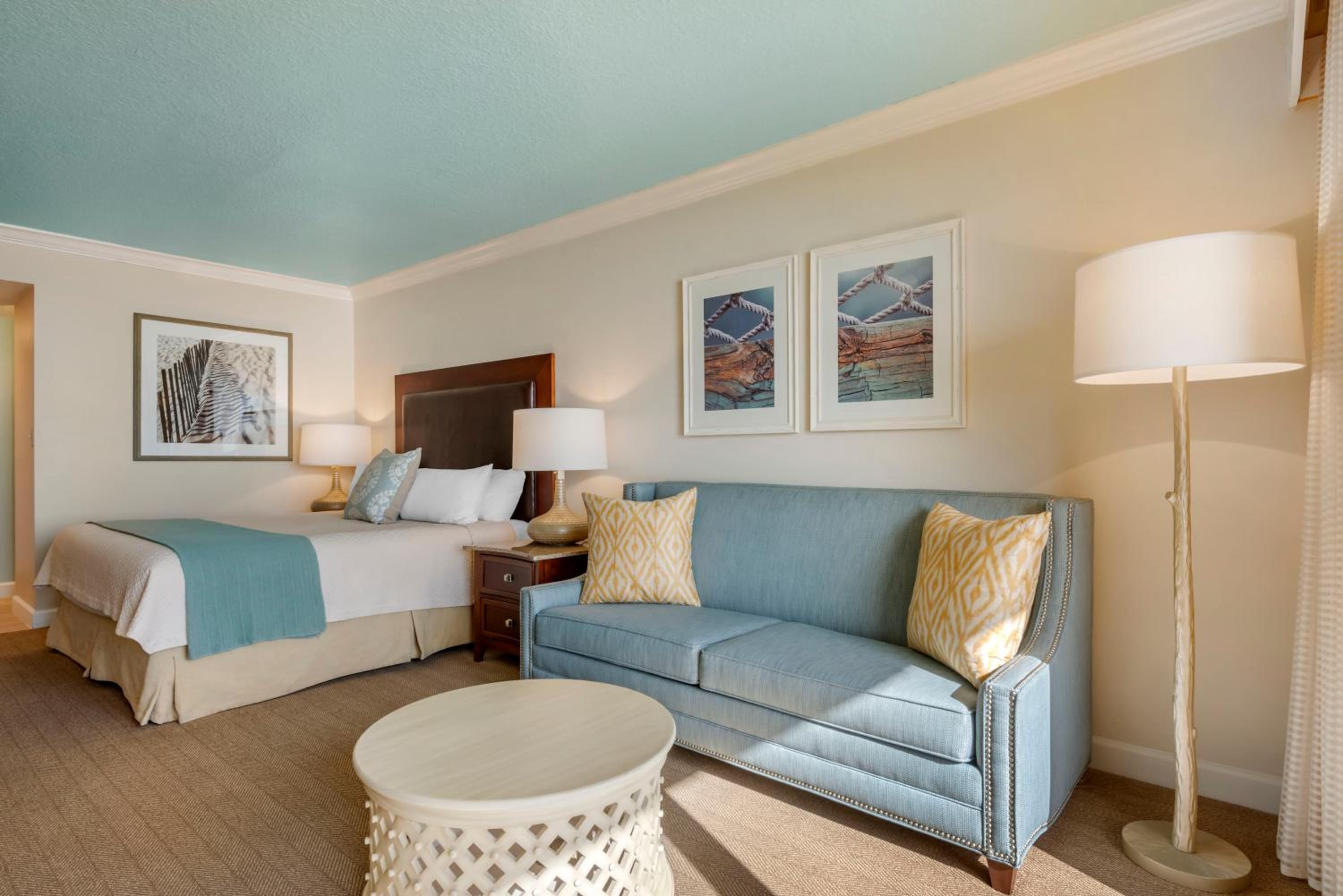 Oceanfront Room - King Bed - Photo 8